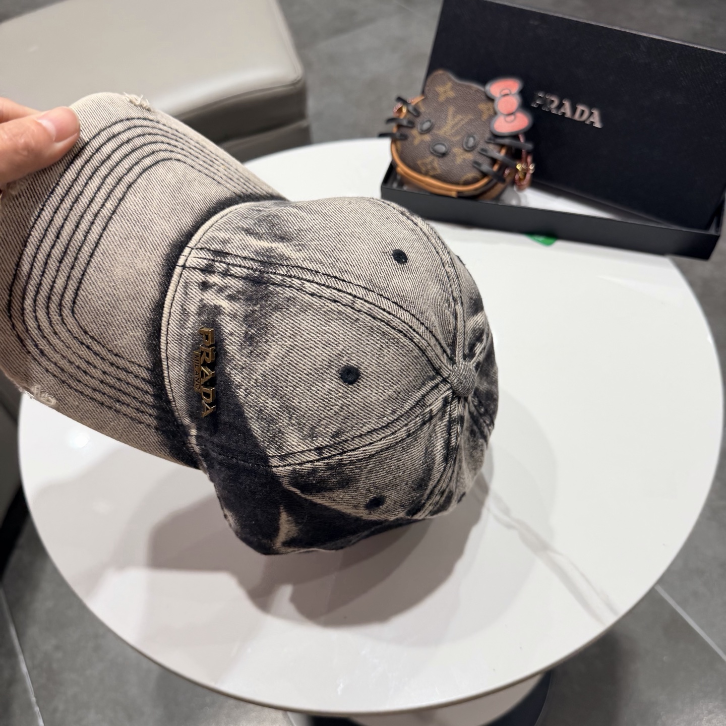 普拉达 经典三角标棒球帽设计感超强，让人耳目一新头型非常好，可以修饰各种头型，实力百搭款