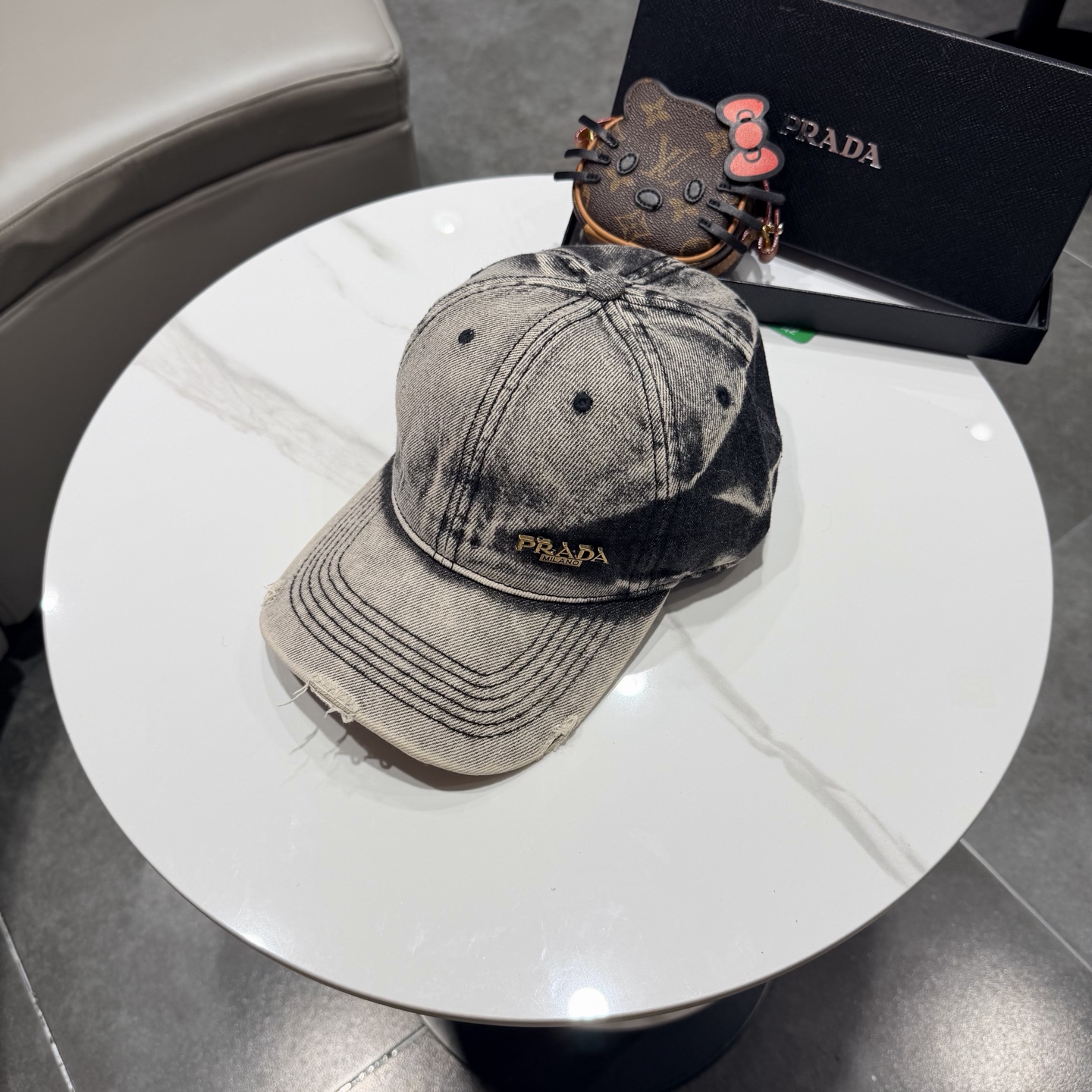 普拉达 经典三角标棒球帽设计感超强，让人耳目一新头型非常好，可以修饰各种头型，实力百搭款