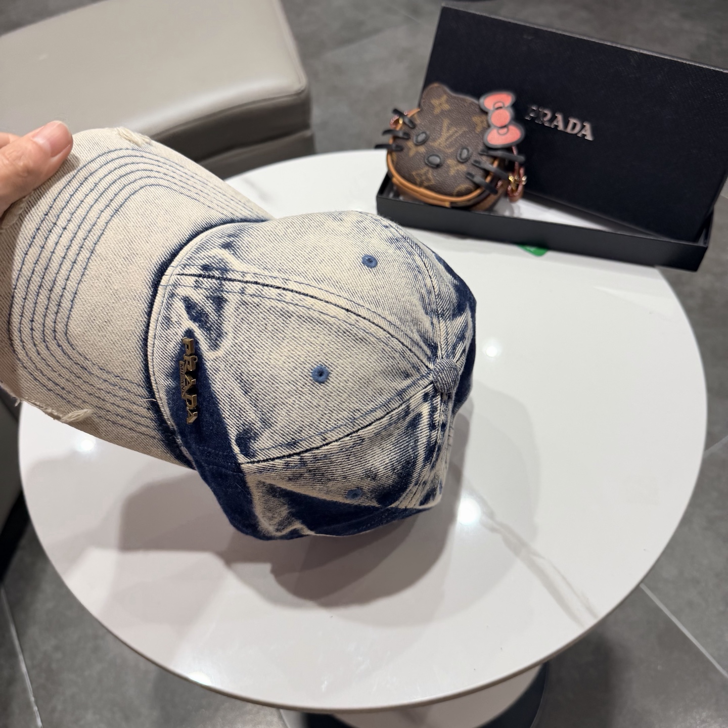 普拉达 经典三角标棒球帽设计感超强，让人耳目一新头型非常好，可以修饰各种头型，实力百搭款