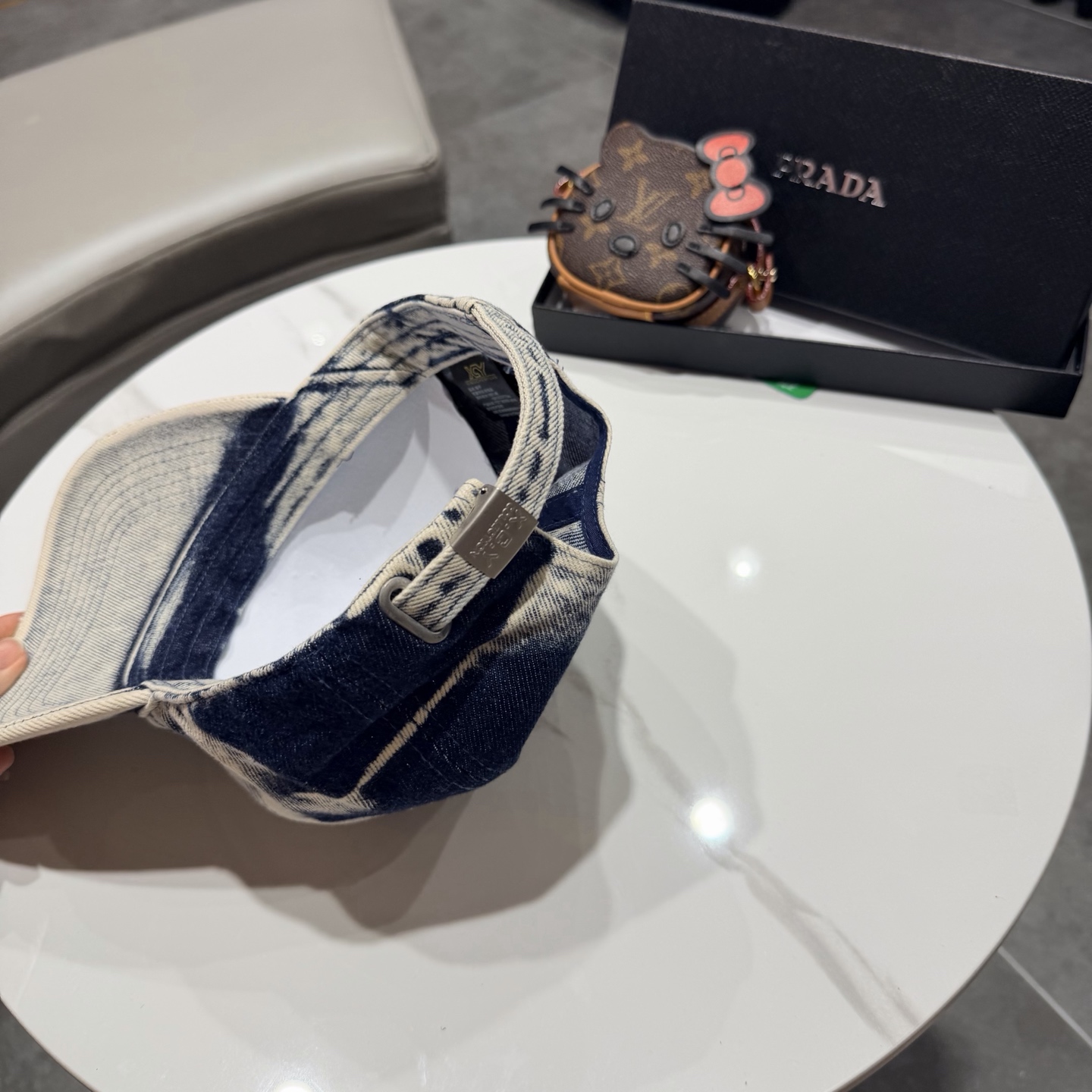 普拉达 经典三角标棒球帽设计感超强，让人耳目一新头型非常好，可以修饰各种头型，实力百搭款