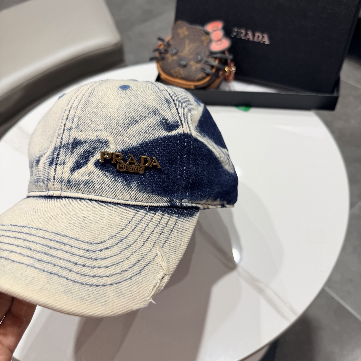 普拉达 经典三角标棒球帽设计感超强，让人耳目一新头型非常好，可以修饰各种头型，实力百搭款