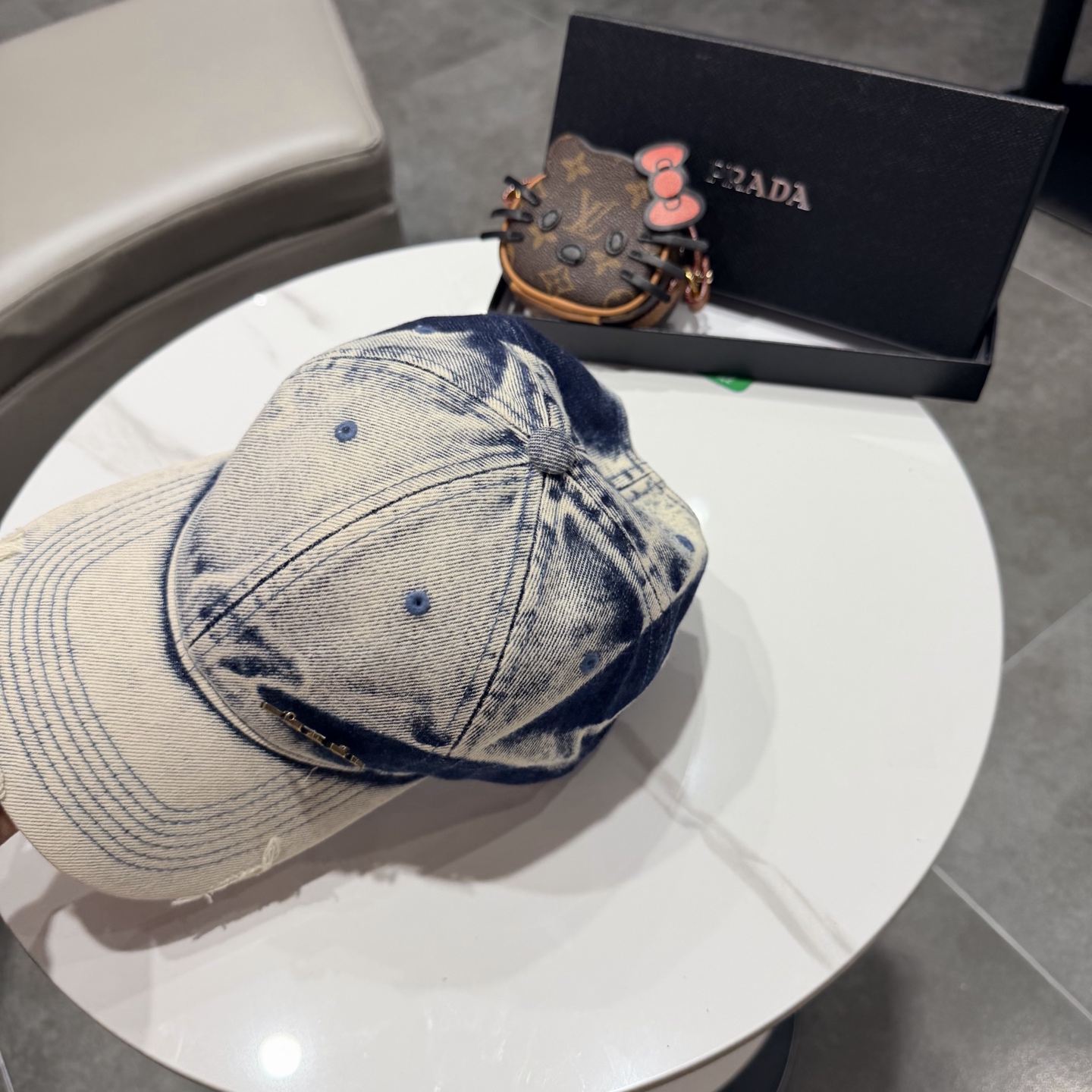 普拉达 经典三角标棒球帽设计感超强，让人耳目一新头型非常好，可以修饰各种头型，实力百搭款