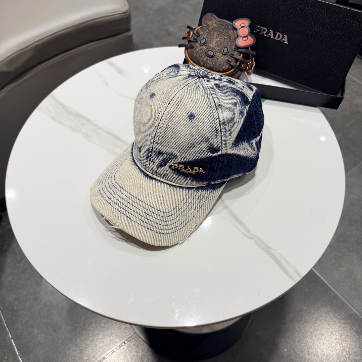 普拉达 经典三角标棒球帽设计感超强，让人耳目一新头型非常好，可以修饰各种头型，实力百搭款