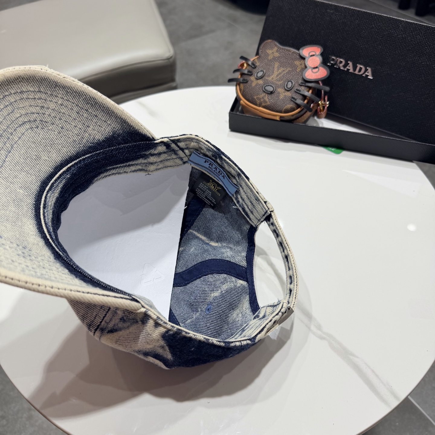 普拉达 经典三角标棒球帽设计感超强，让人耳目一新头型非常好，可以修饰各种头型，实力百搭款