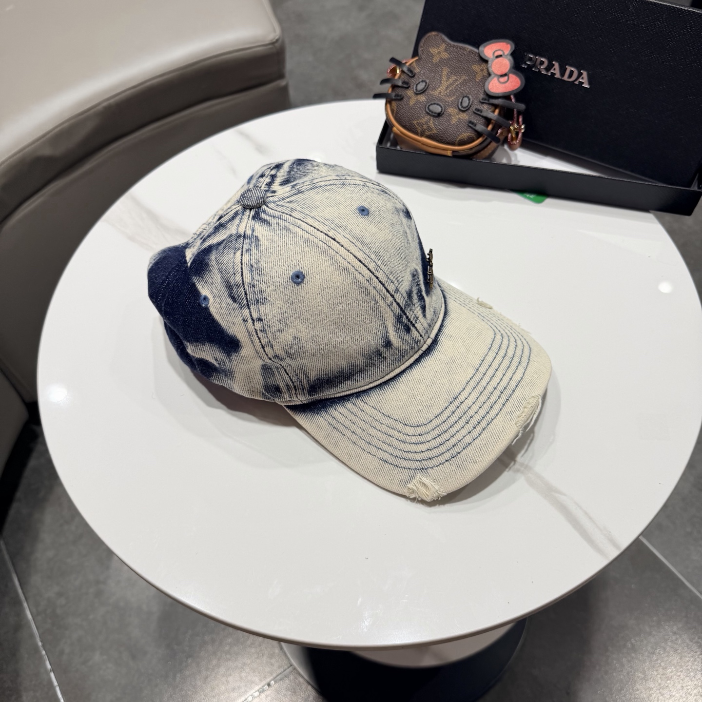 普拉达 经典三角标棒球帽设计感超强，让人耳目一新头型非常好，可以修饰各种头型，实力百搭款