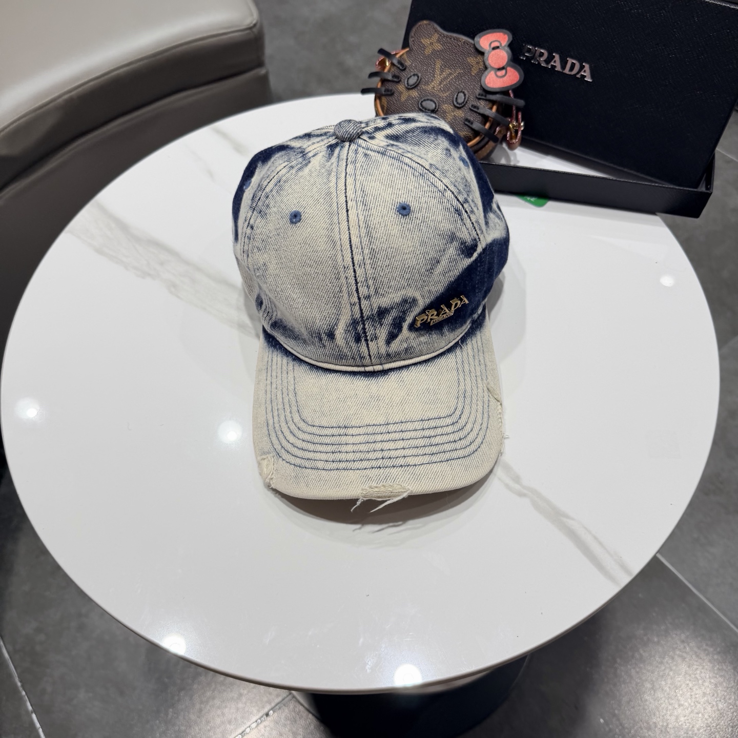 普拉达 经典三角标棒球帽设计感超强，让人耳目一新头型非常好，可以修饰各种头型，实力百搭款