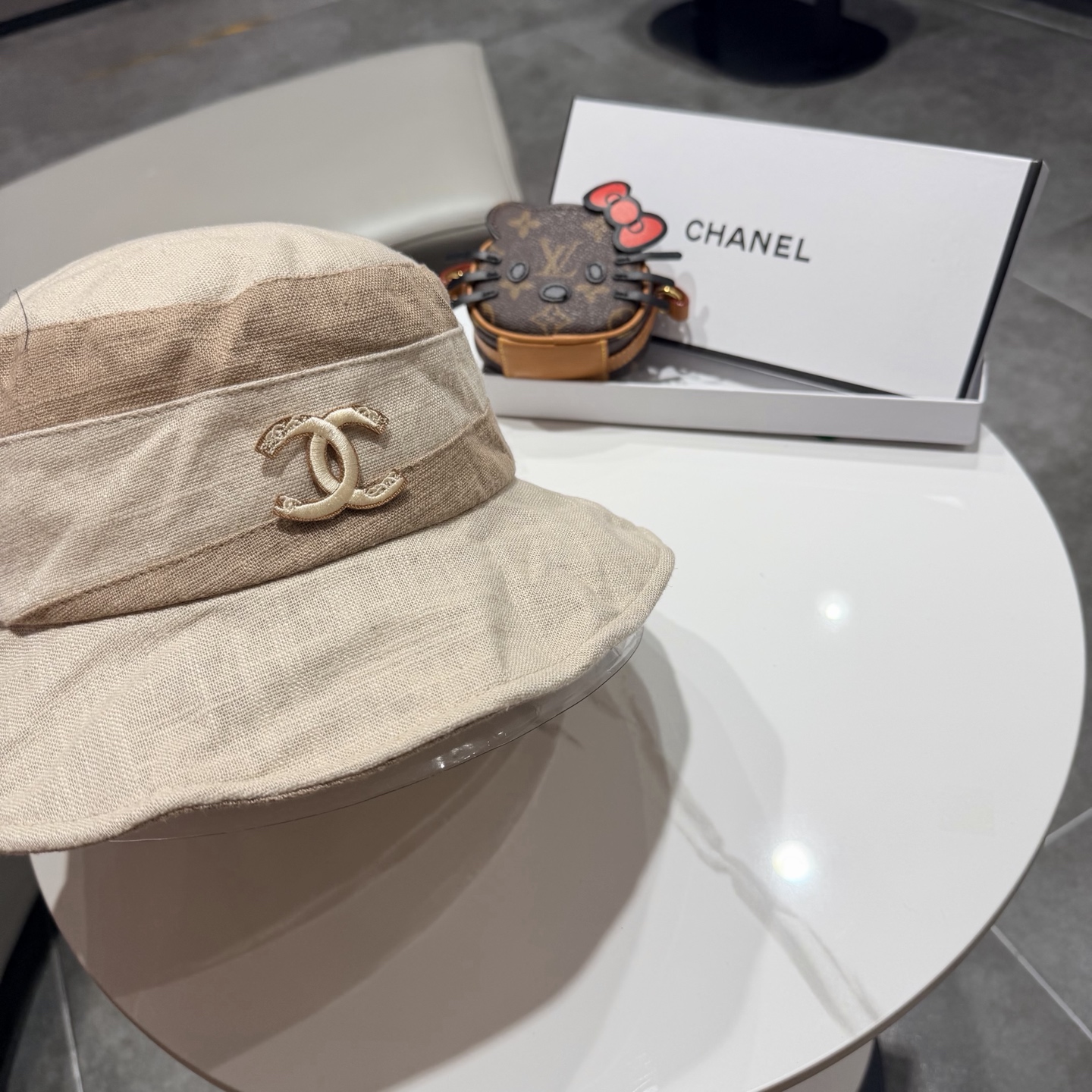 Chanel香奈儿新款遮阳渔夫帽，加强紫外线！