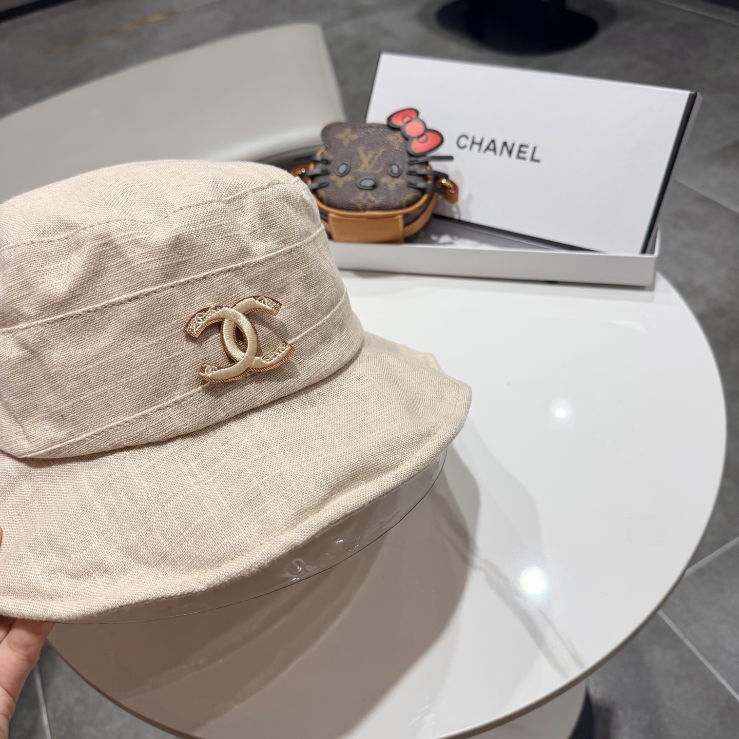 Chanel香奈儿新款遮阳渔夫帽，加强紫外线！