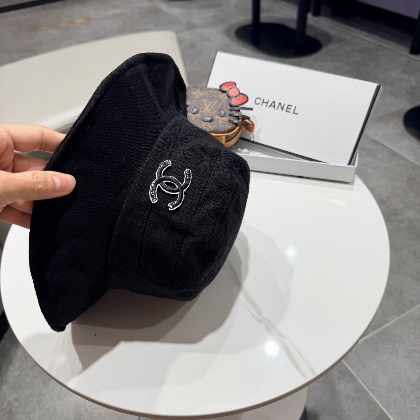 Chanel香奈儿新款遮阳渔夫帽，加强紫外线！