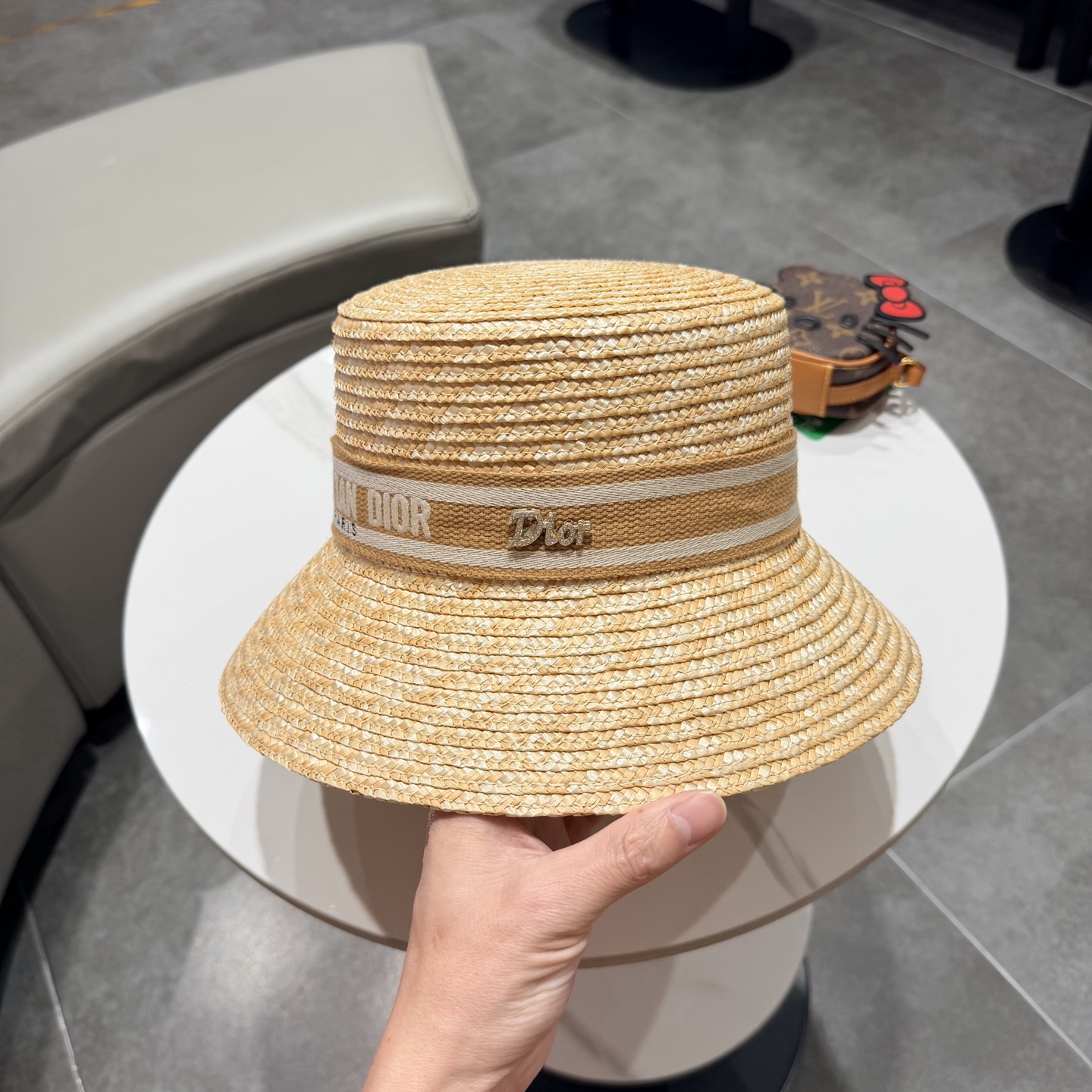 【DIOR迪奥】2026新款精致款礼帽盆帽平顶草帽，出街必备超好搭配，赶紧入手！