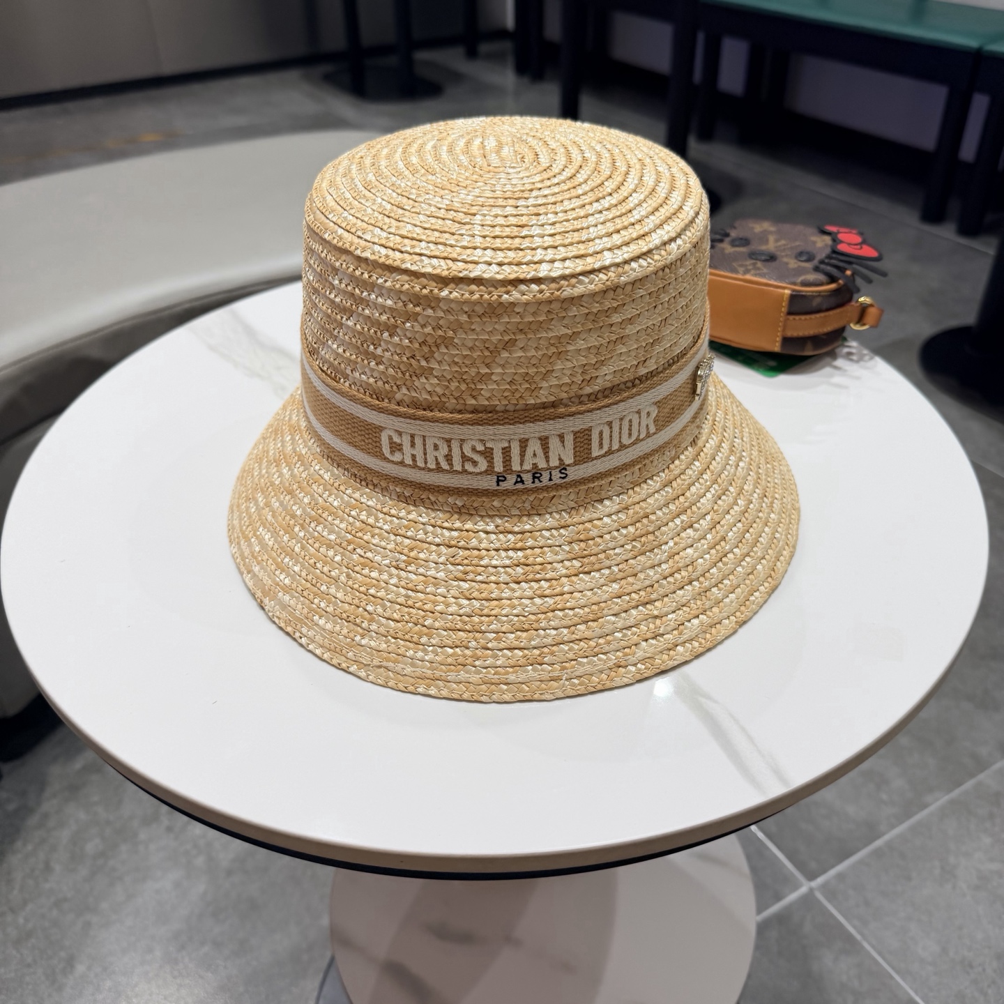 【DIOR迪奥】2026新款精致款礼帽盆帽平顶草帽，出街必备超好搭配，赶紧入手！