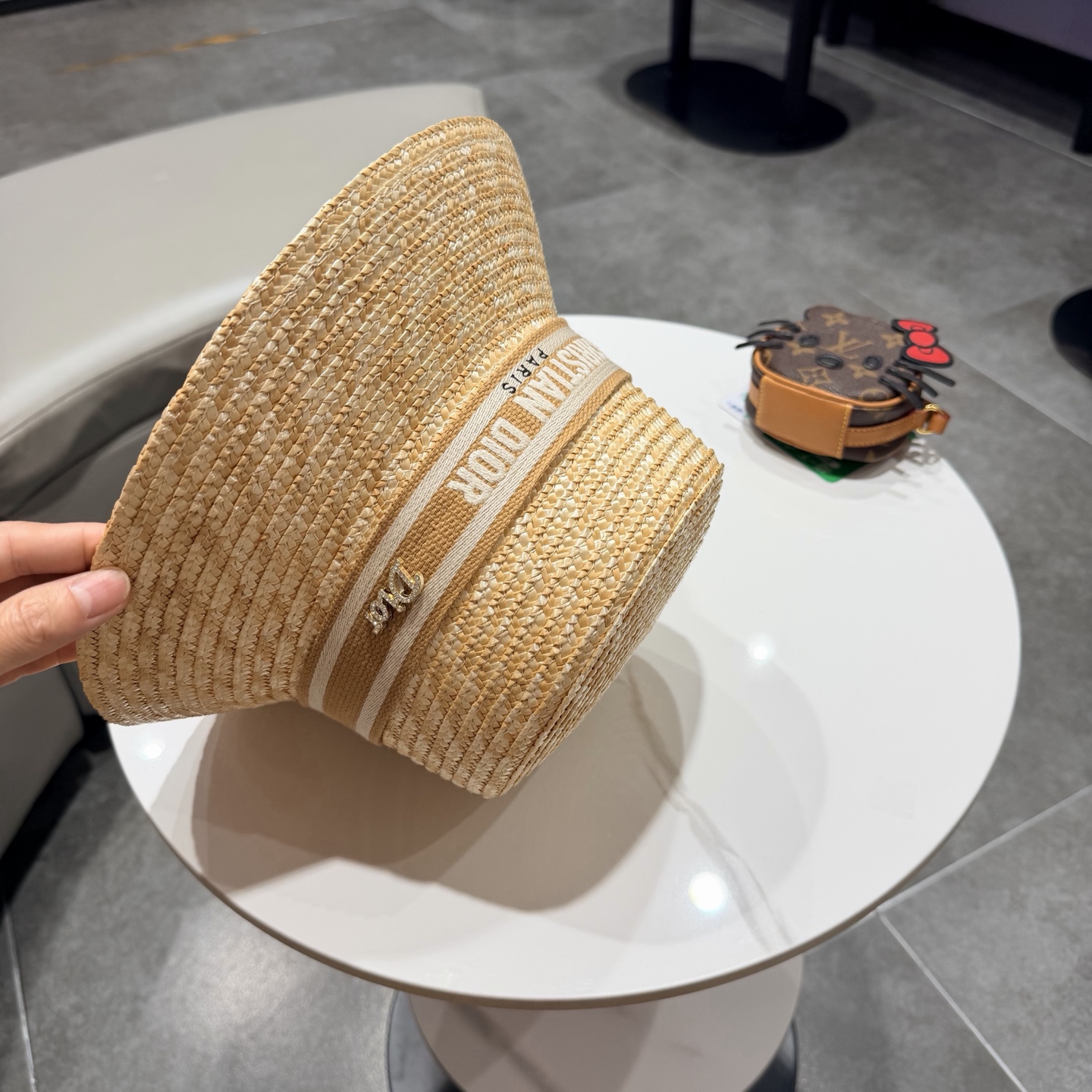 【DIOR迪奥】2026新款精致款礼帽盆帽平顶草帽，出街必备超好搭配，赶紧入手！