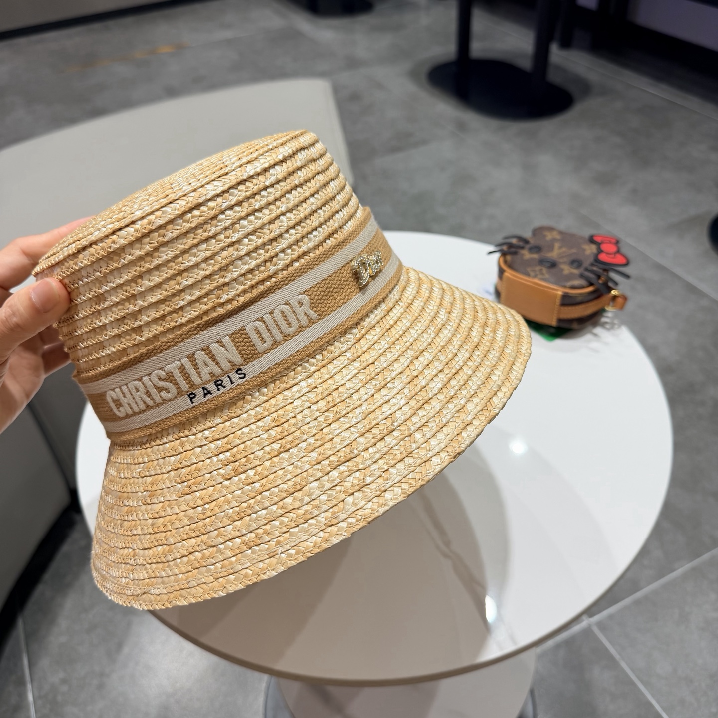 【DIOR迪奥】2026新款精致款礼帽盆帽平顶草帽，出街必备超好搭配，赶紧入手！