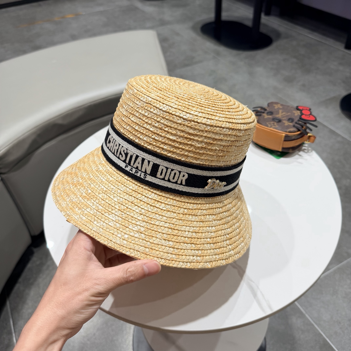 【DIOR迪奥】2026新款精致款礼帽盆帽平顶草帽，出街必备超好搭配，赶紧入手！