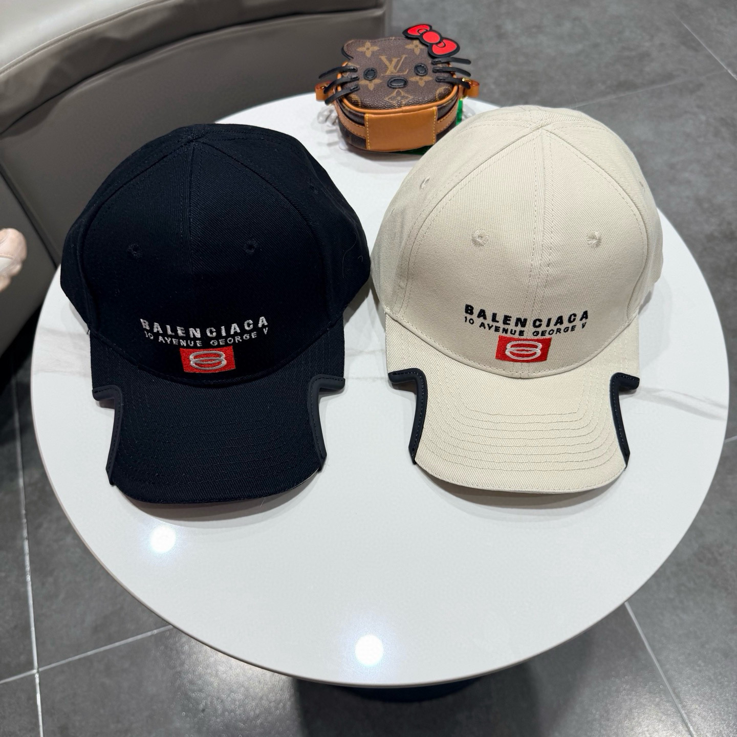 BALENCIAGA巴黎世家新款logo棒球帽，很酷的色系，男女佩戴都有不同style，第一批抢先出货！