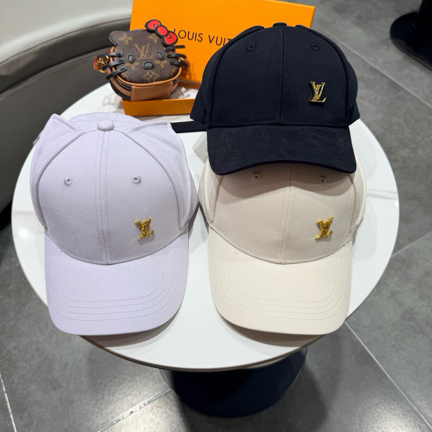 。lv路易威登新款简约五金logo棒球帽，新款出货，大牌款超好搭配，赶紧入手！3色