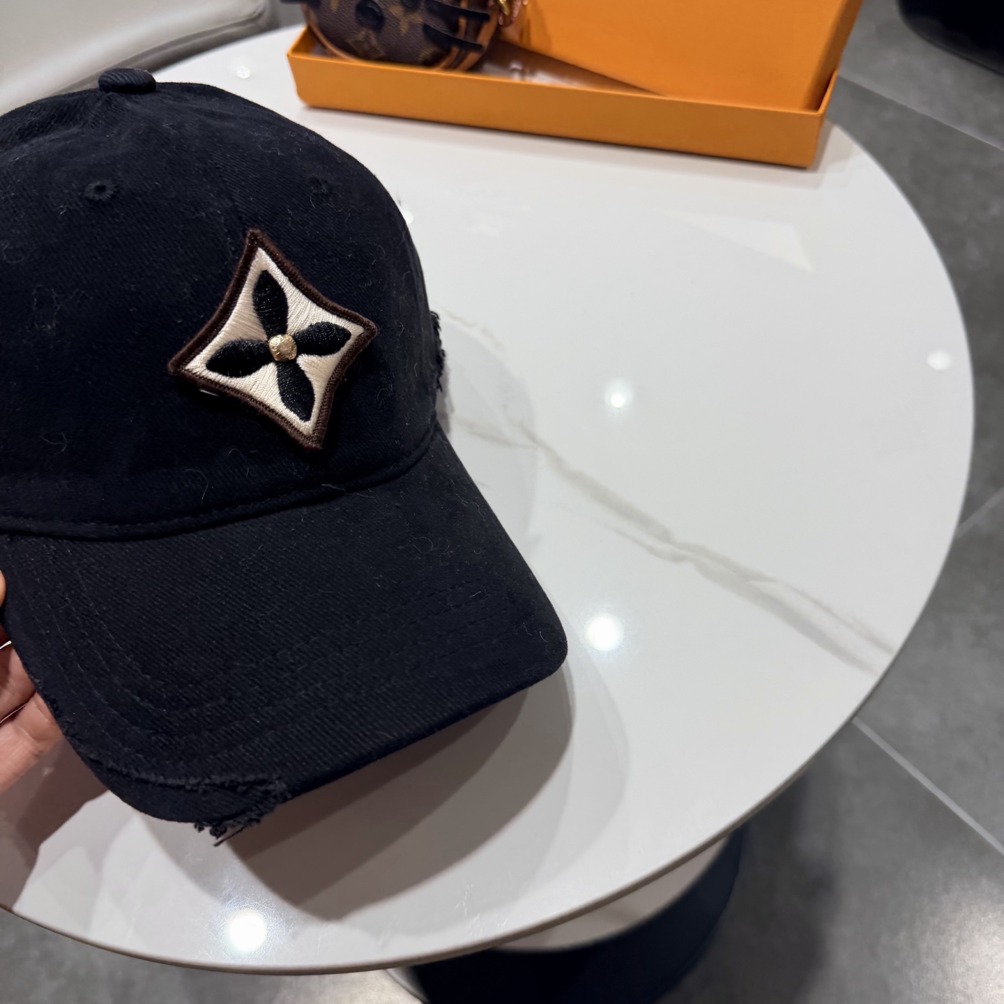 🧢路易威登棒球帽 LouisVuitton😍新款LV棒球帽，重工打造♥️高端大气，百搭款🤗男女通用！跑量