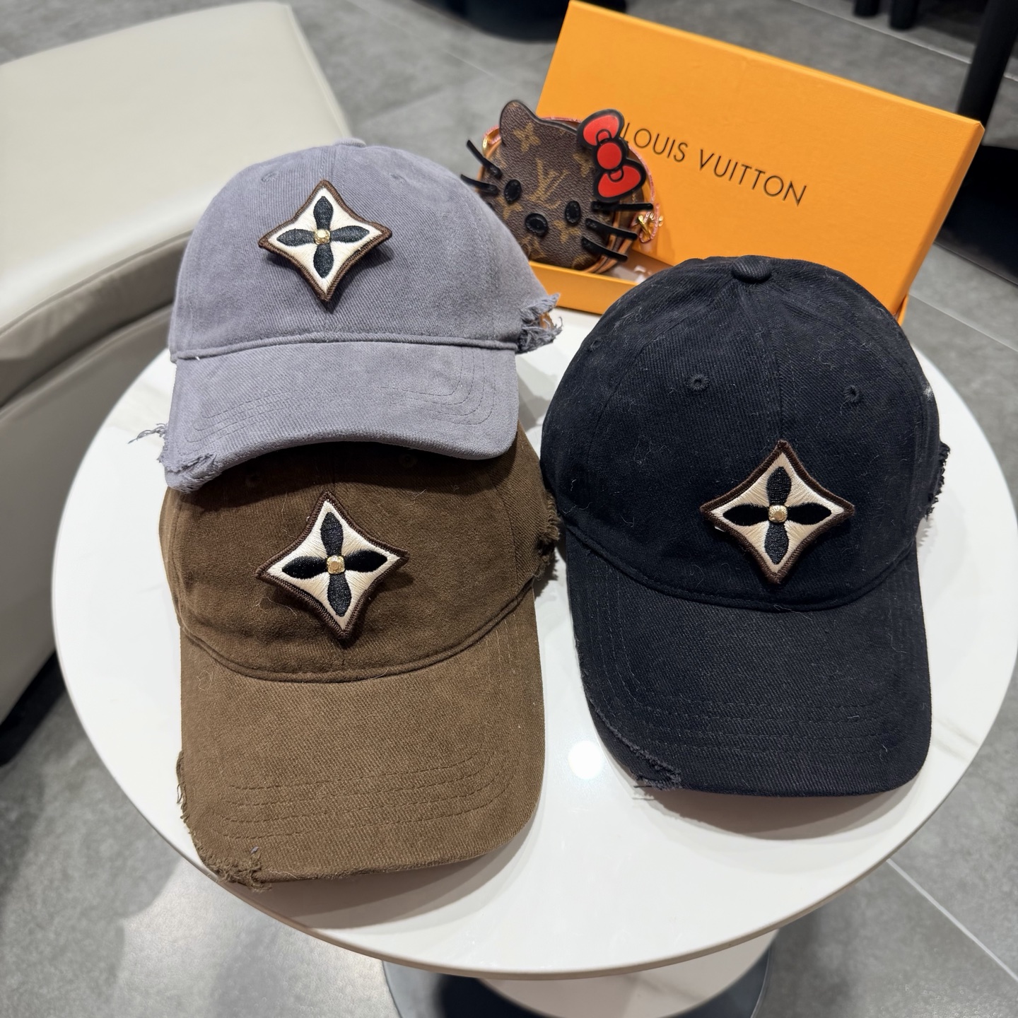 🧢路易威登棒球帽 LouisVuitton😍新款LV棒球帽，重工打造♥️高端大气，百搭款🤗男女通用！跑量