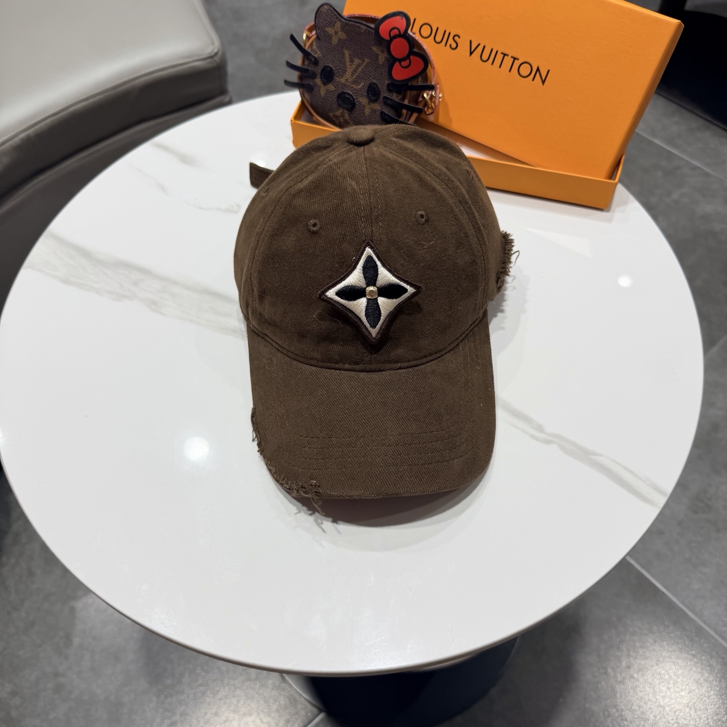 🧢路易威登棒球帽 LouisVuitton😍新款LV棒球帽，重工打造♥️高端大气，百搭款🤗男女通用！跑量