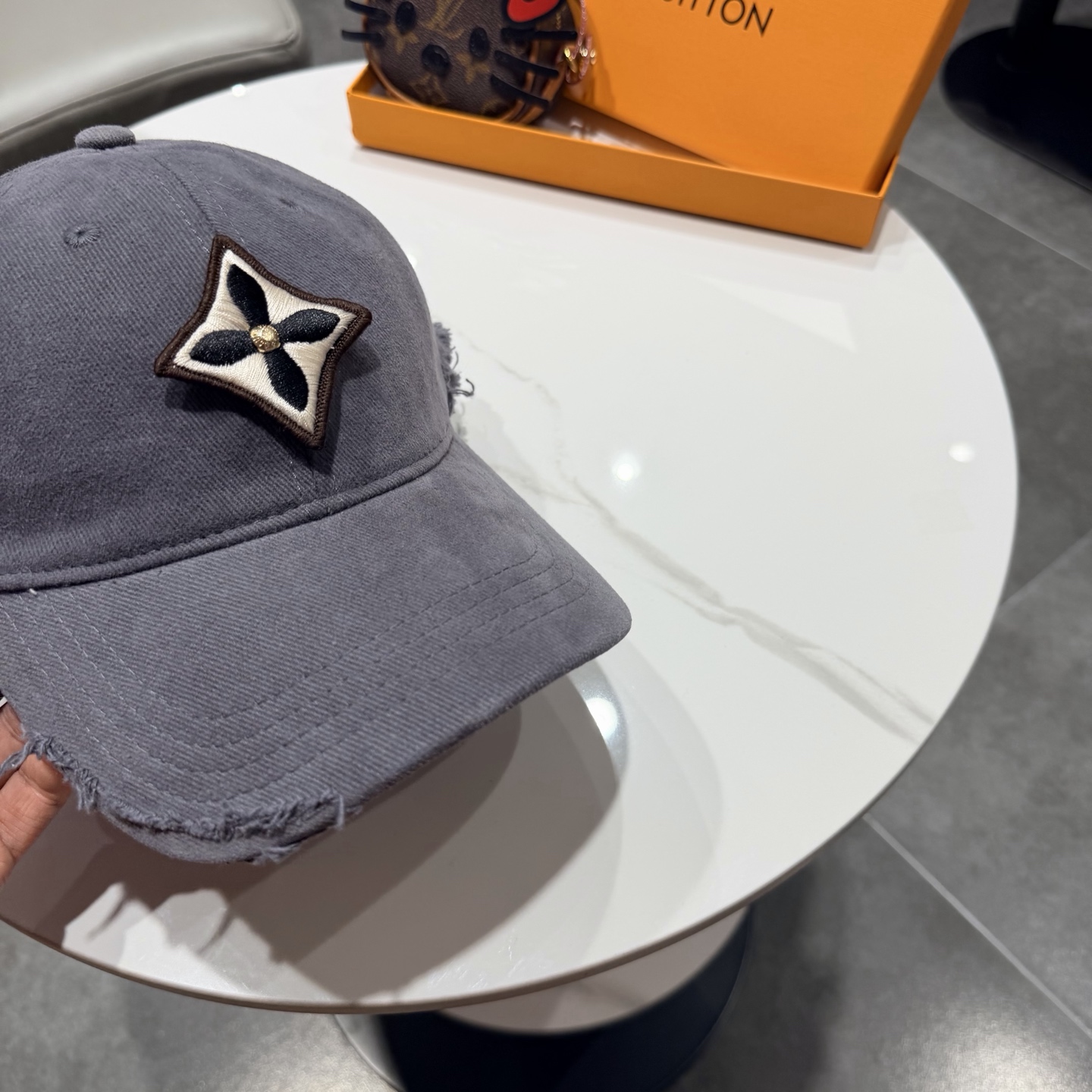 🧢路易威登棒球帽 LouisVuitton😍新款LV棒球帽，重工打造♥️高端大气，百搭款🤗男女通用！跑量