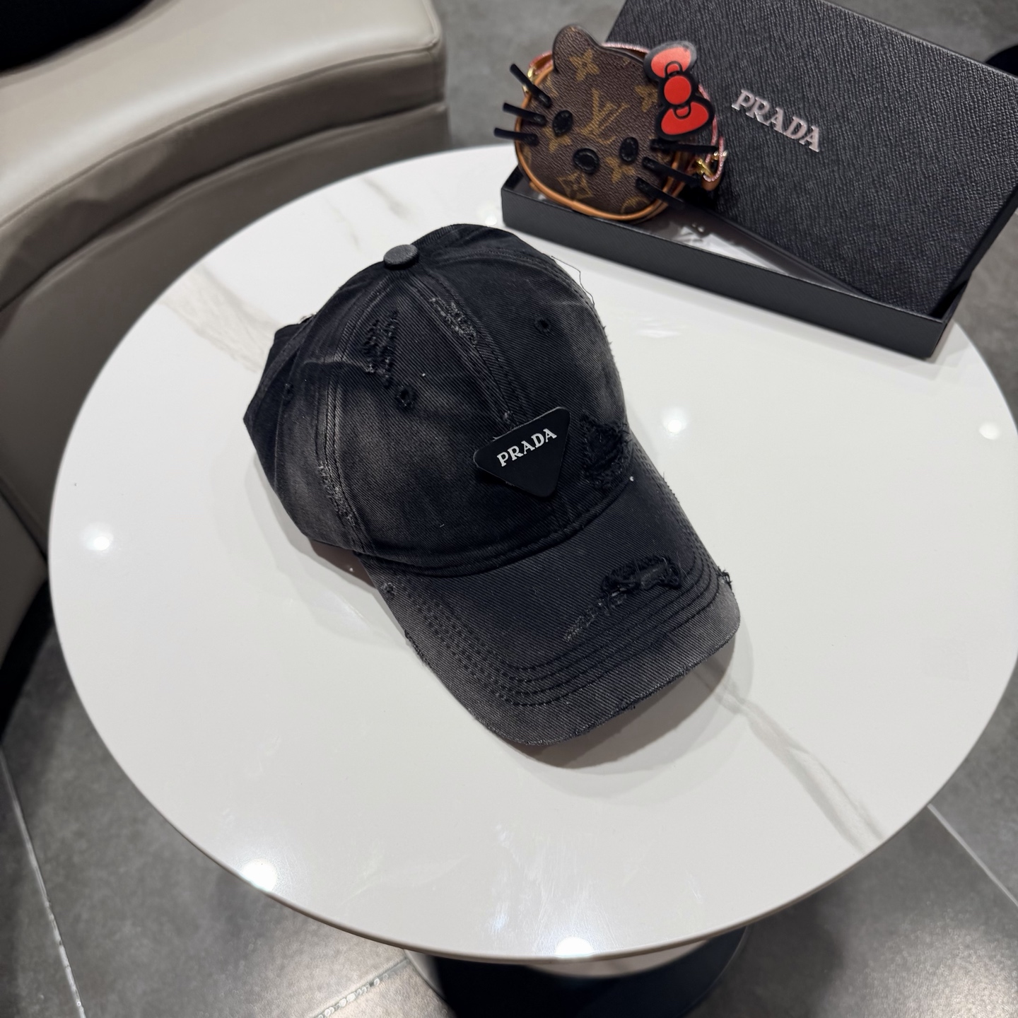 普拉达 经典棒球帽设计感超强，让人耳目一新头型非常好，可以修饰各种头型，实力百搭款