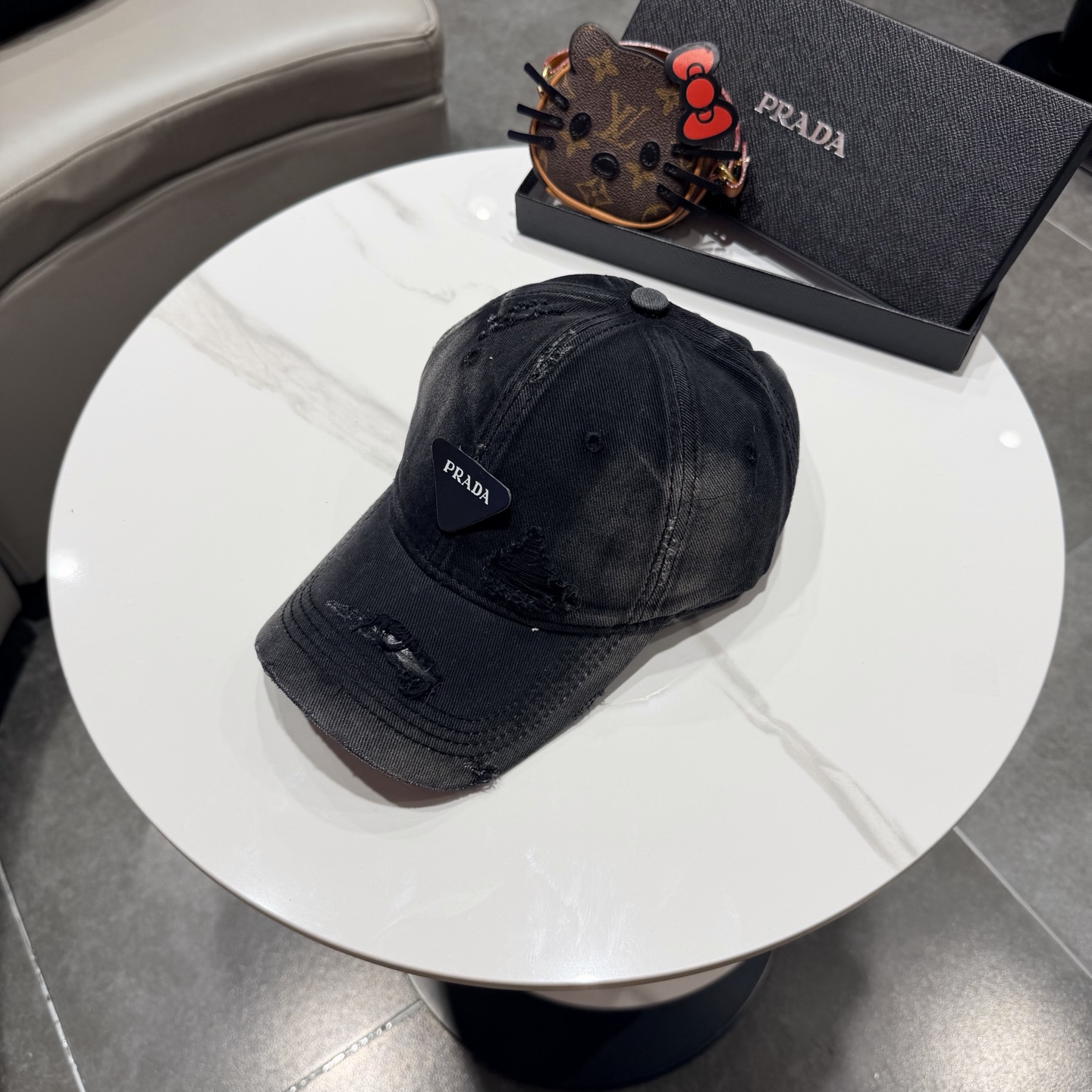 普拉达 经典棒球帽设计感超强，让人耳目一新头型非常好，可以修饰各种头型，实力百搭款
