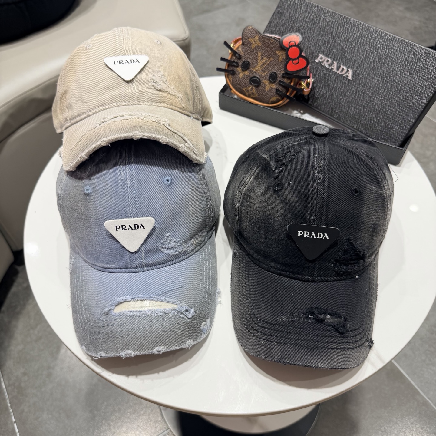 普拉达 经典棒球帽设计感超强，让人耳目一新头型非常好，可以修饰各种头型，实力百搭款