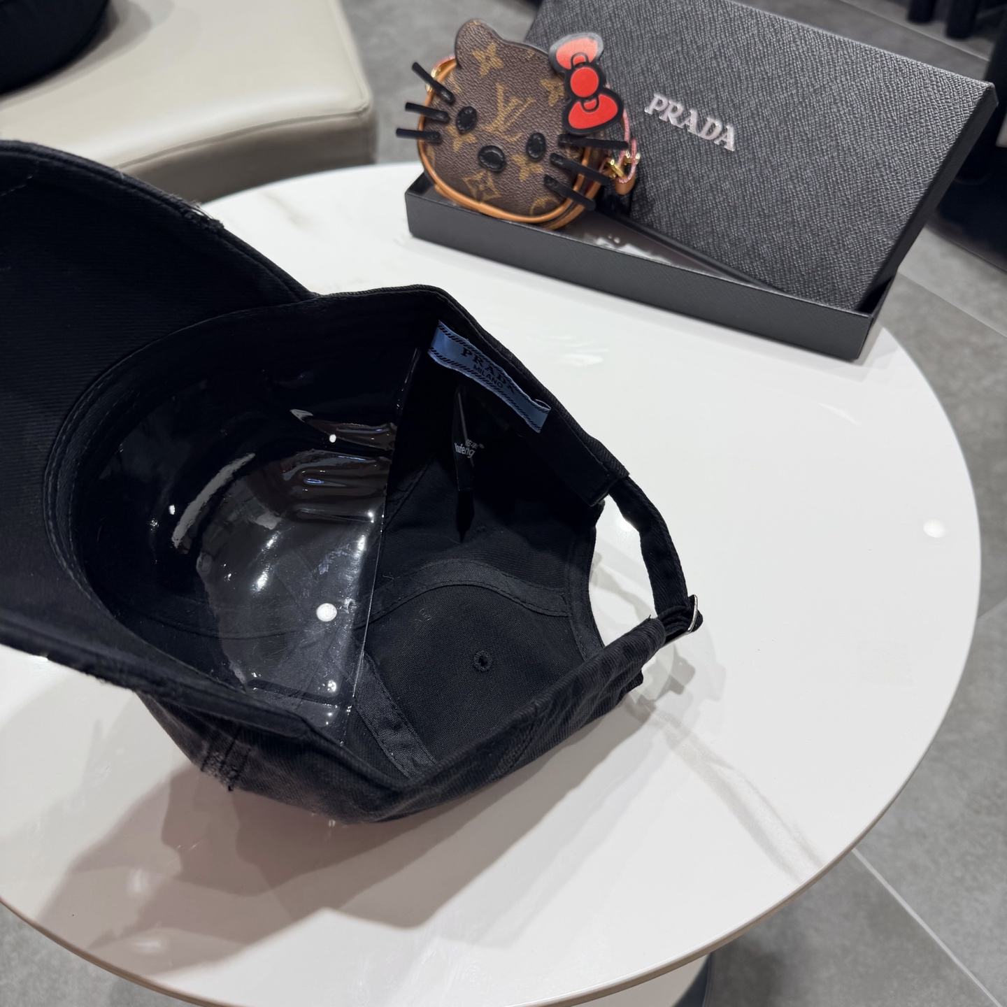 普拉达 经典棒球帽设计感超强，让人耳目一新头型非常好，可以修饰各种头型，实力百搭款
