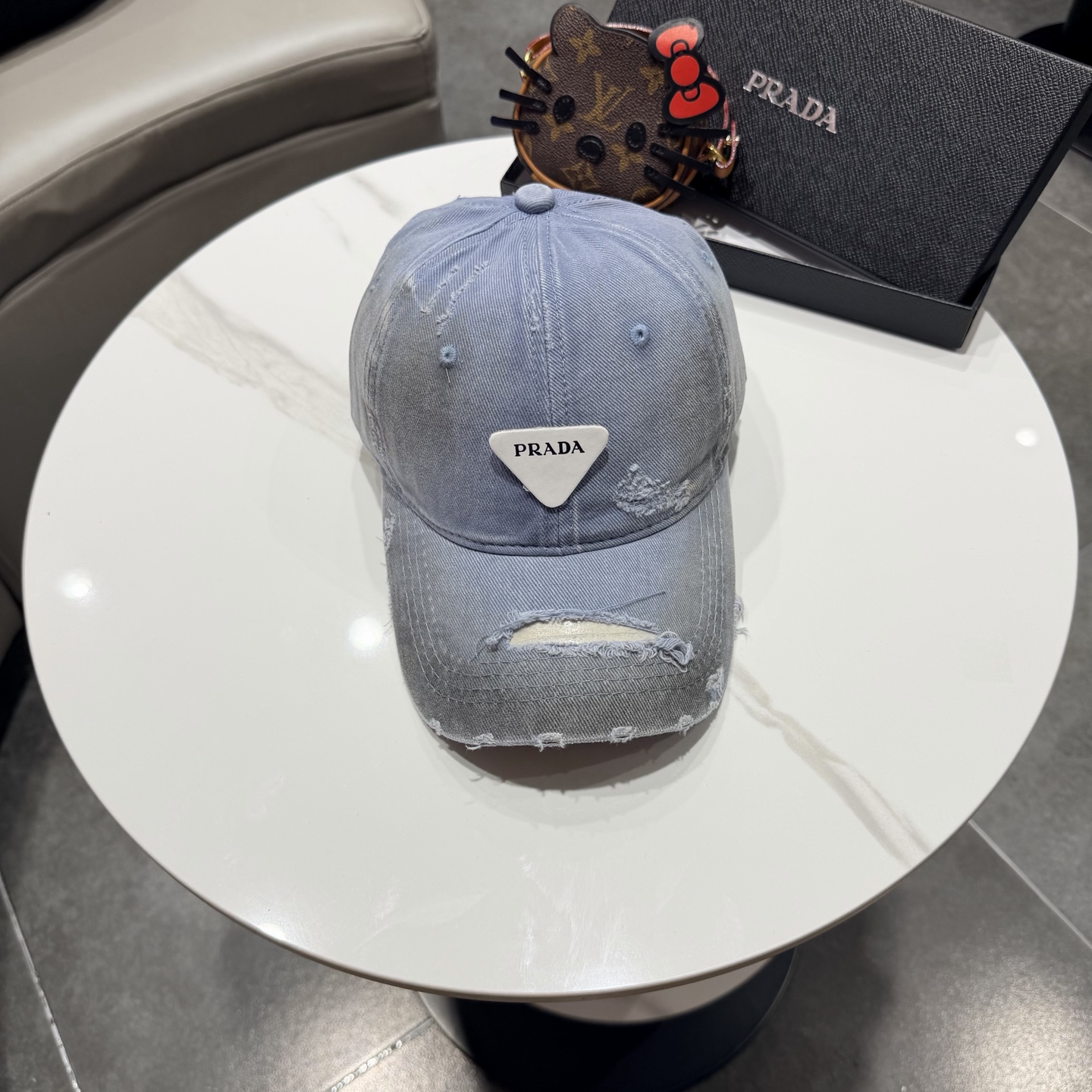 普拉达 经典棒球帽设计感超强，让人耳目一新头型非常好，可以修饰各种头型，实力百搭款