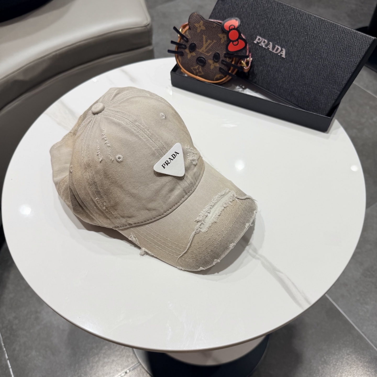 普拉达 经典棒球帽设计感超强，让人耳目一新头型非常好，可以修饰各种头型，实力百搭款