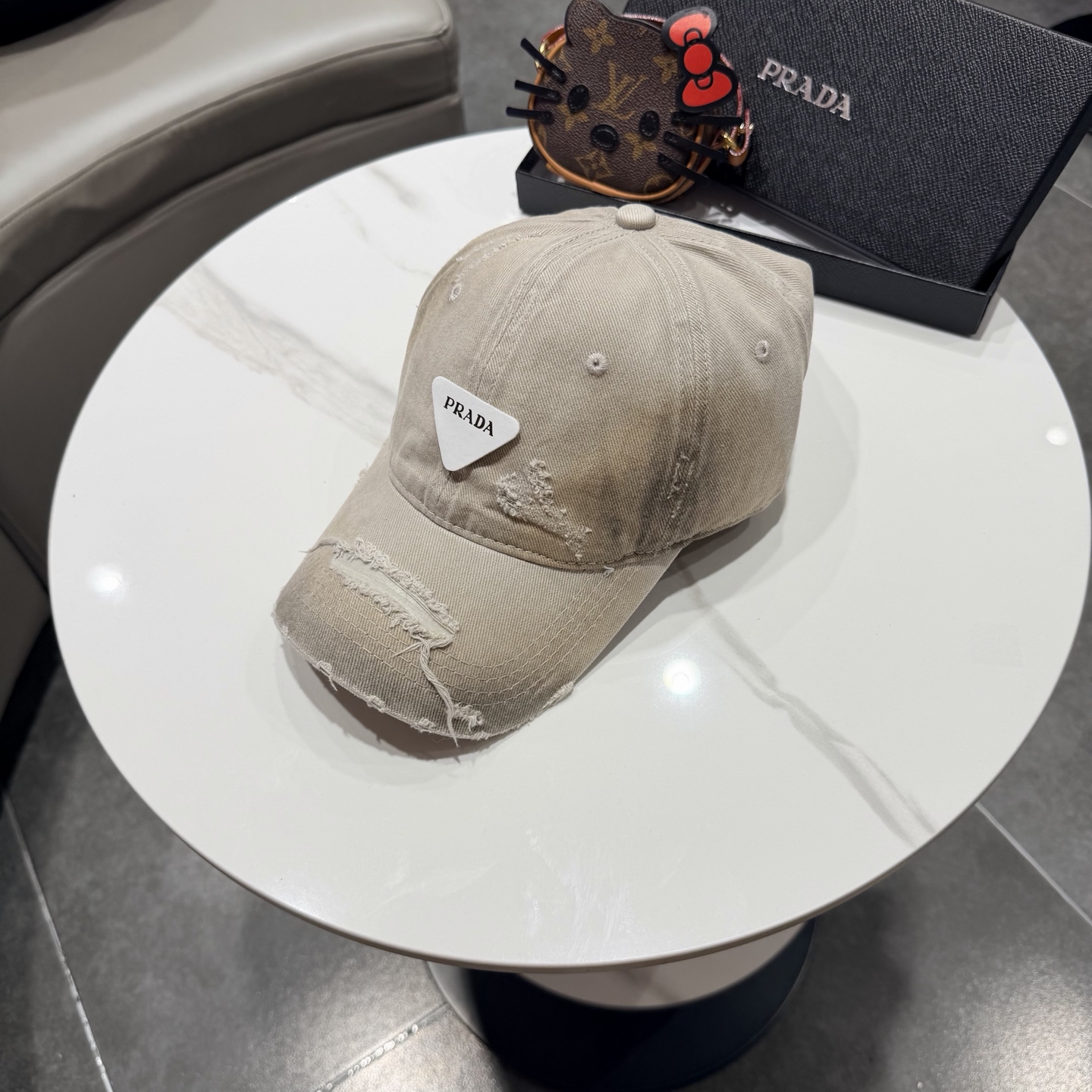 普拉达 经典棒球帽设计感超强，让人耳目一新头型非常好，可以修饰各种头型，实力百搭款