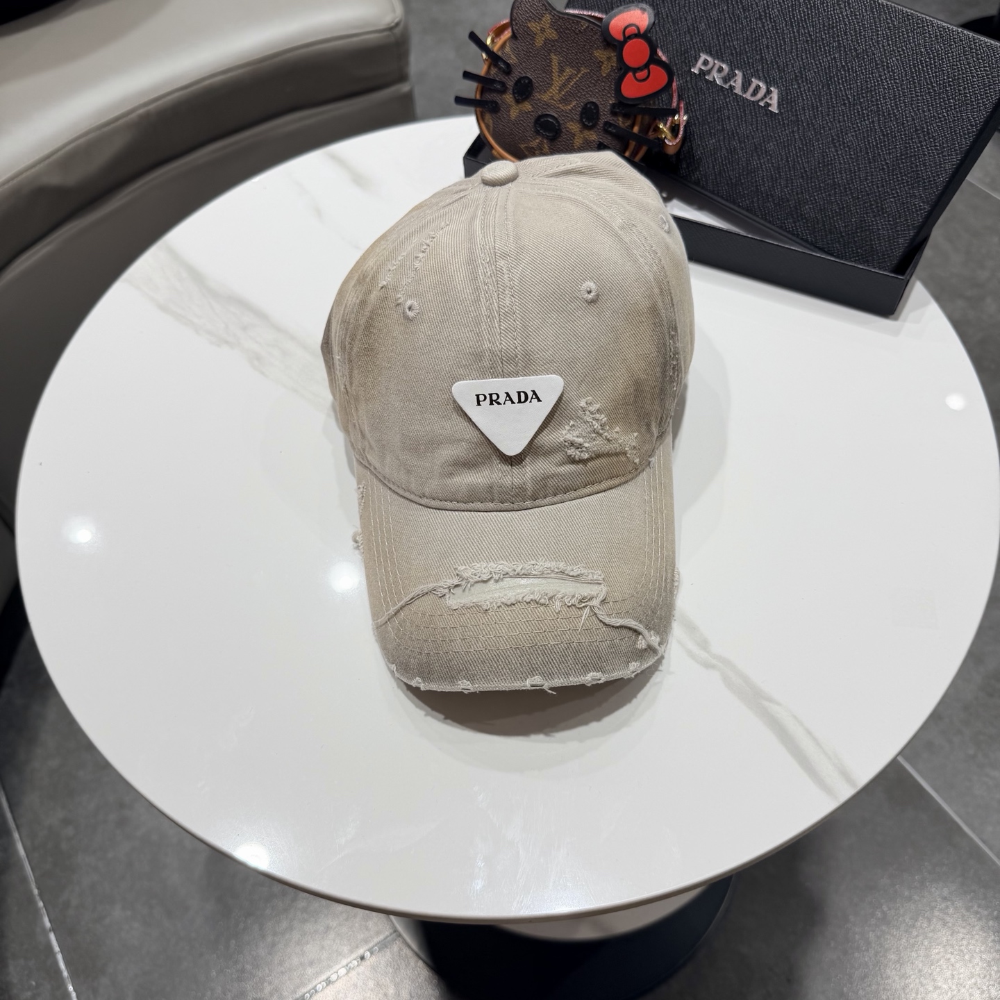 普拉达 经典棒球帽设计感超强，让人耳目一新头型非常好，可以修饰各种头型，实力百搭款