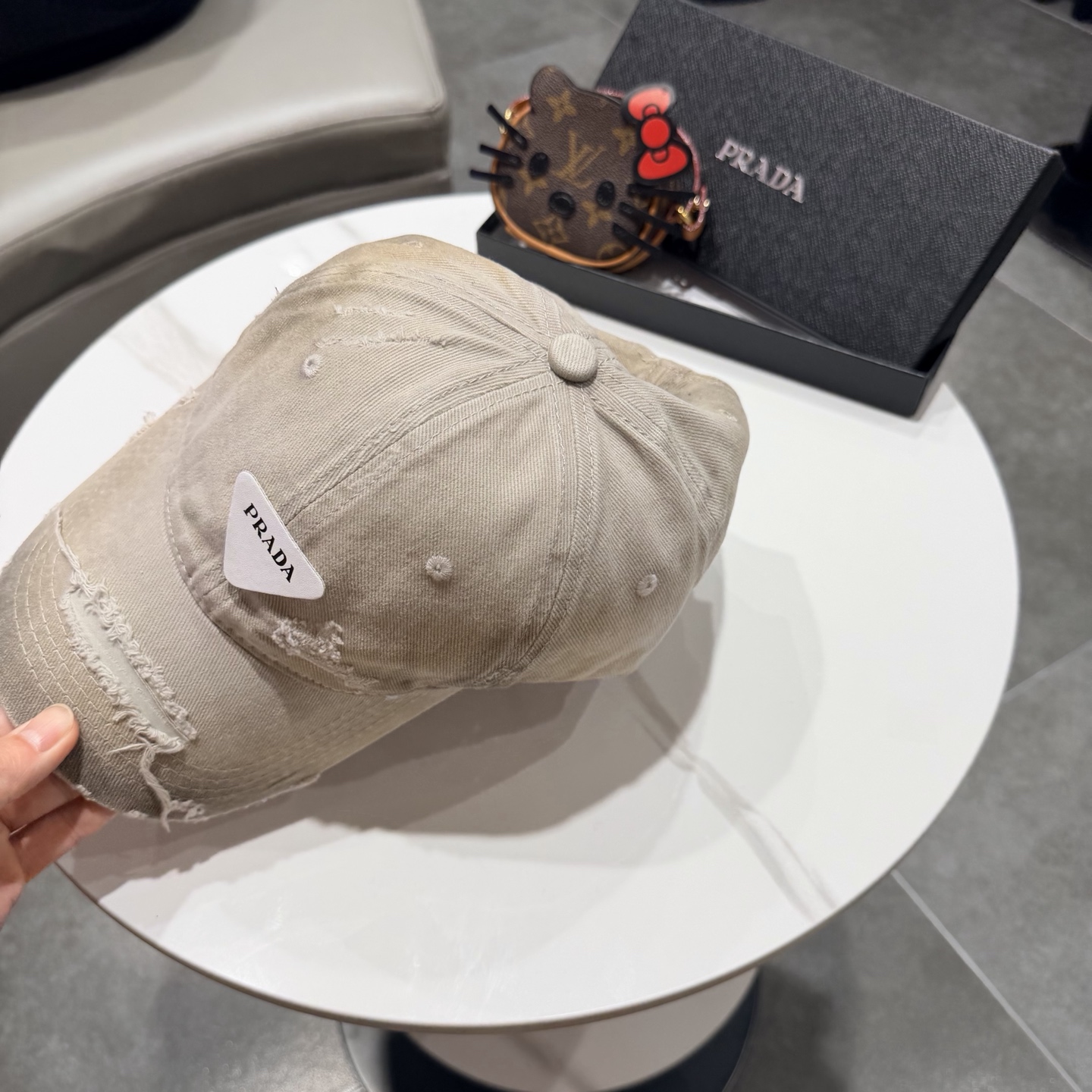 普拉达 经典棒球帽设计感超强，让人耳目一新头型非常好，可以修饰各种头型，实力百搭款
