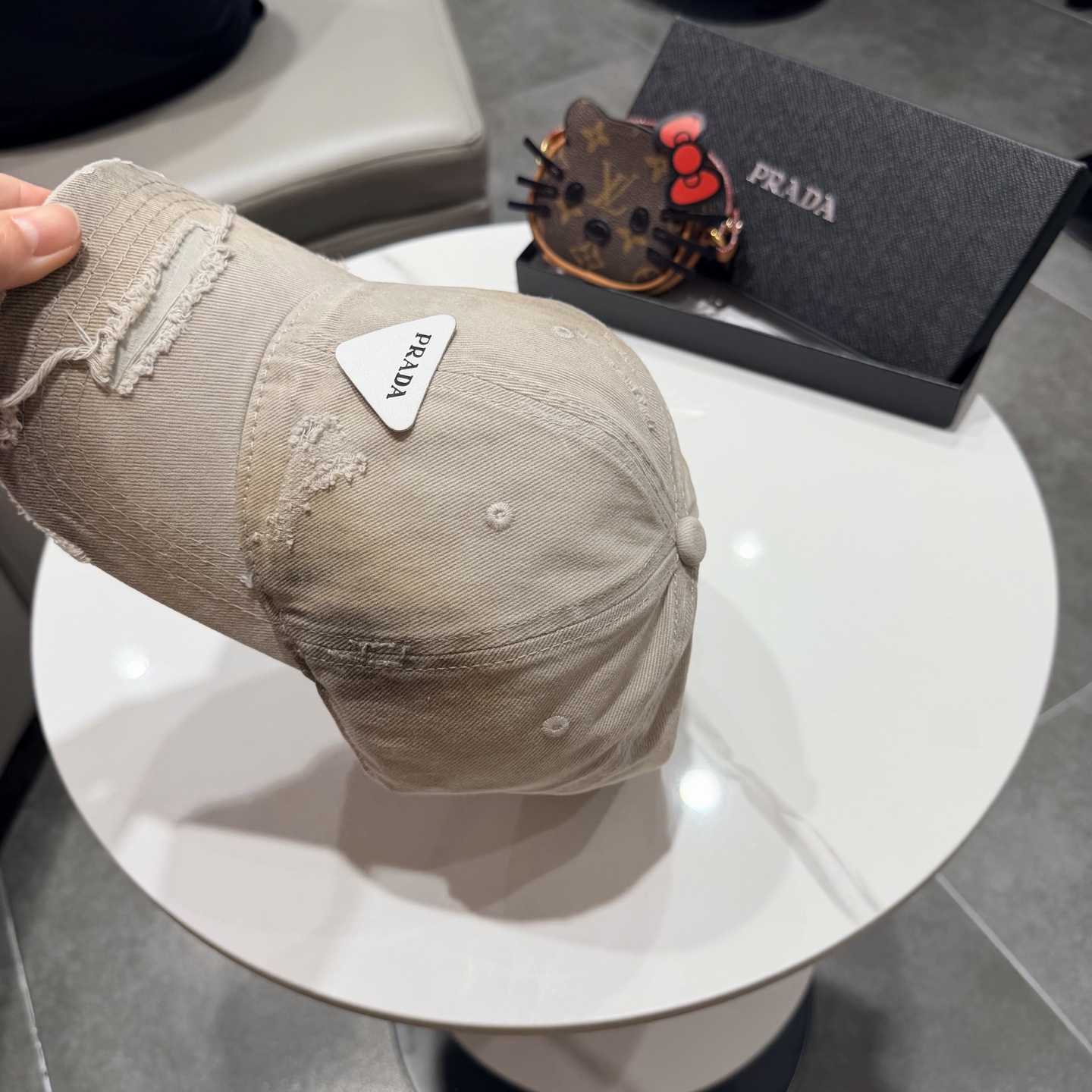 普拉达 经典棒球帽设计感超强，让人耳目一新头型非常好，可以修饰各种头型，实力百搭款