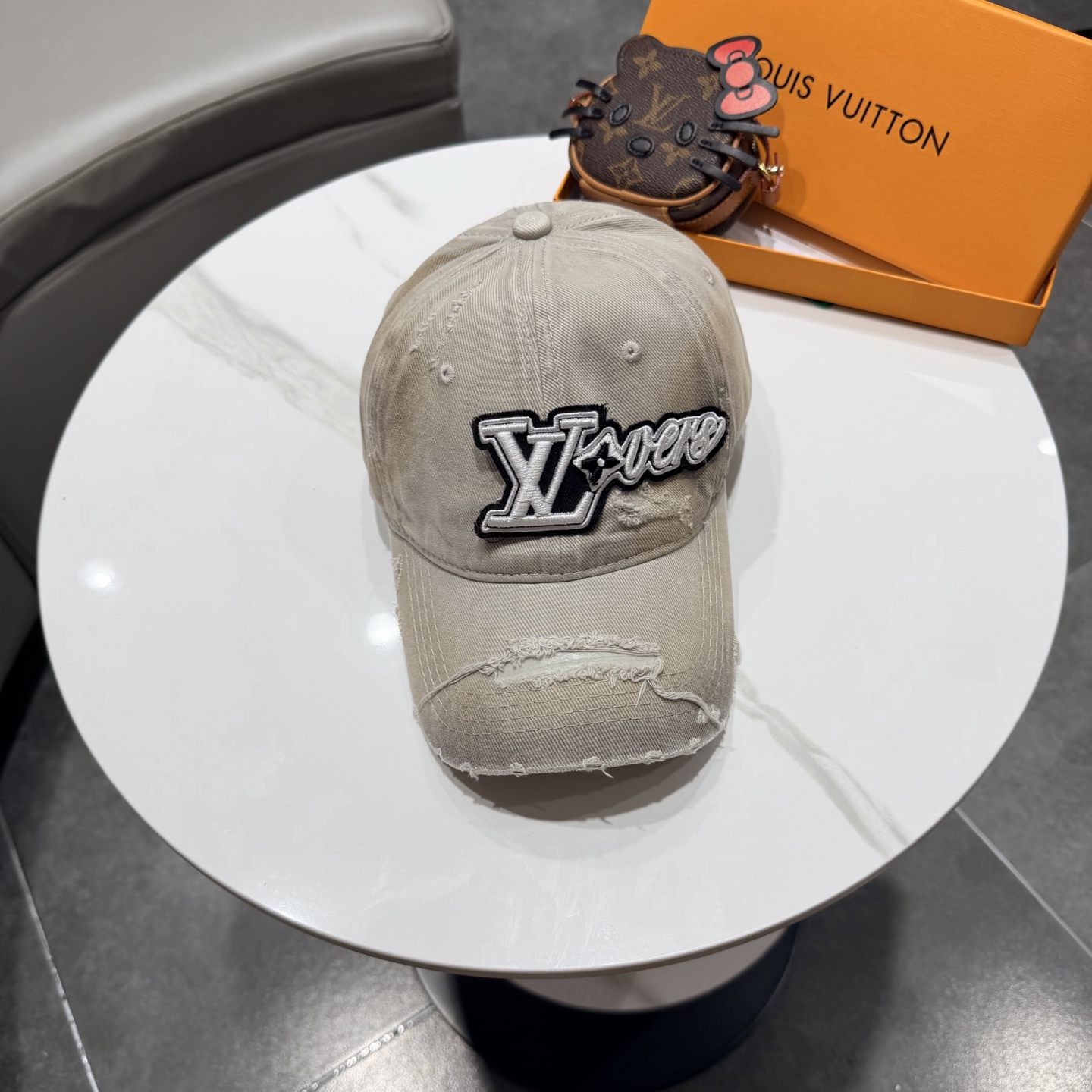 루이비통 LV 손상 가공 베이스볼 캡 상세 이미지 3