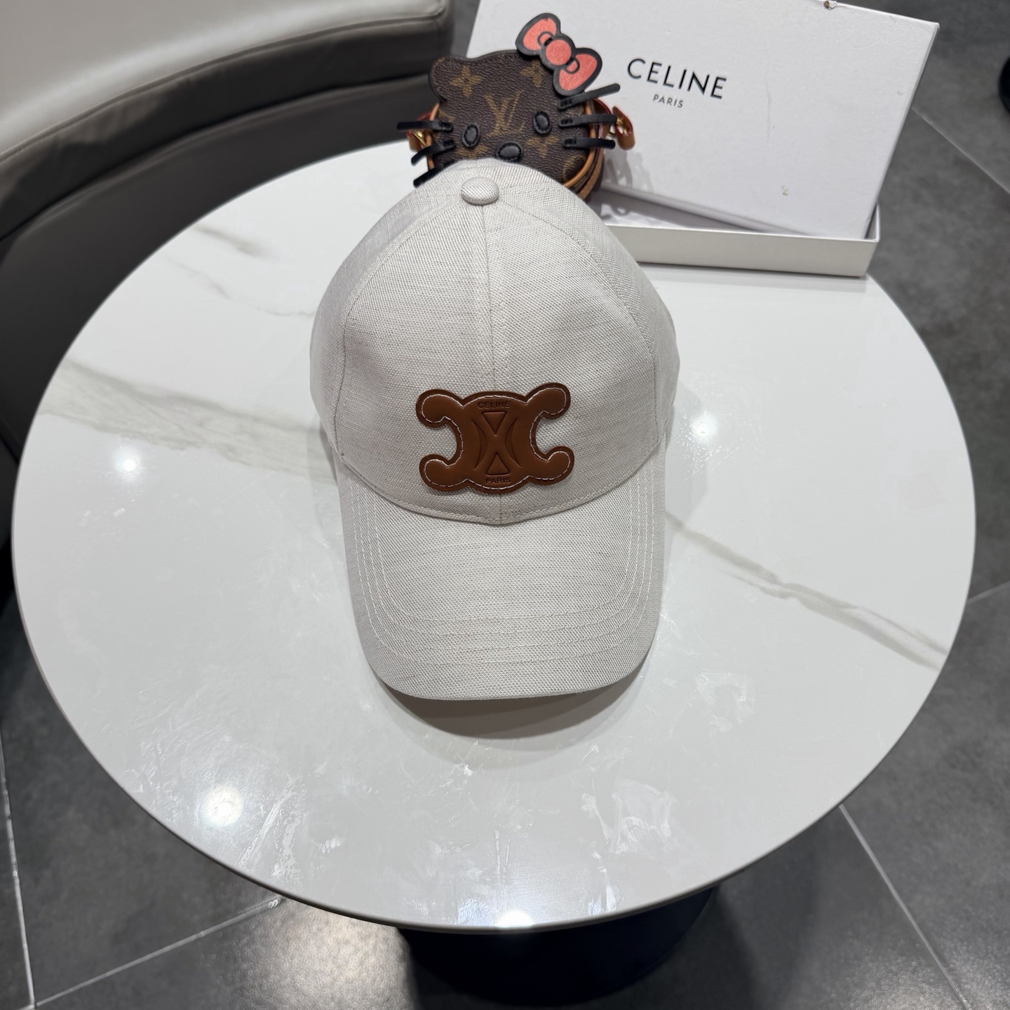 NO:765144,[CELINE] New classic casual and trendy baseball cap in Japanese and Korean style, looks great with any combination!  When traveling, you must buy a hat: a straw hat, a fisherman hat, a baseball cap, hats, celine, celine, espadrilles, hats19860909【CELINE赛琳】新款经典休闲潮流款 棒球帽日韩风格,随便搭配都超好看！出门旅游,绝对要入手的一款帽子草帽渔夫帽棒球帽,帽子,celine,celine,espadrilles,hats,hat