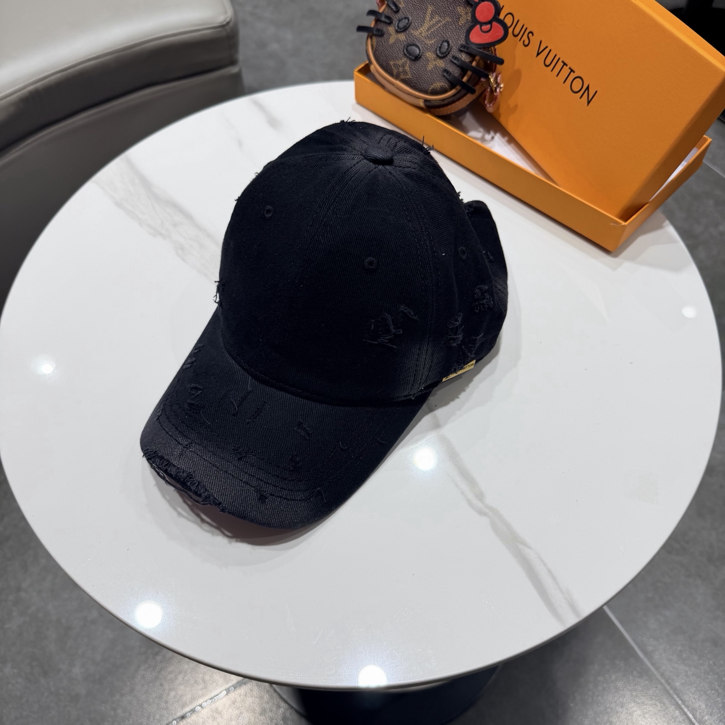 NO:765114,lv Louis Vuitton casual distressed hole worn soft top cotton slim baseball hat women's spring and autumn breathable visor peaked hat straw hat fisherman hat baseball cap, hat, louis vuitton, louis vuitton, espadrilles, hats19860909lv路易威登休闲做旧破洞磨破软顶棉布显瘦棒球帽子女春秋款透气遮阳帽鸭舌帽 帽子草帽渔夫帽棒球帽,帽子,louis vuitton,louis vuitton,espadrilles,hats,hat