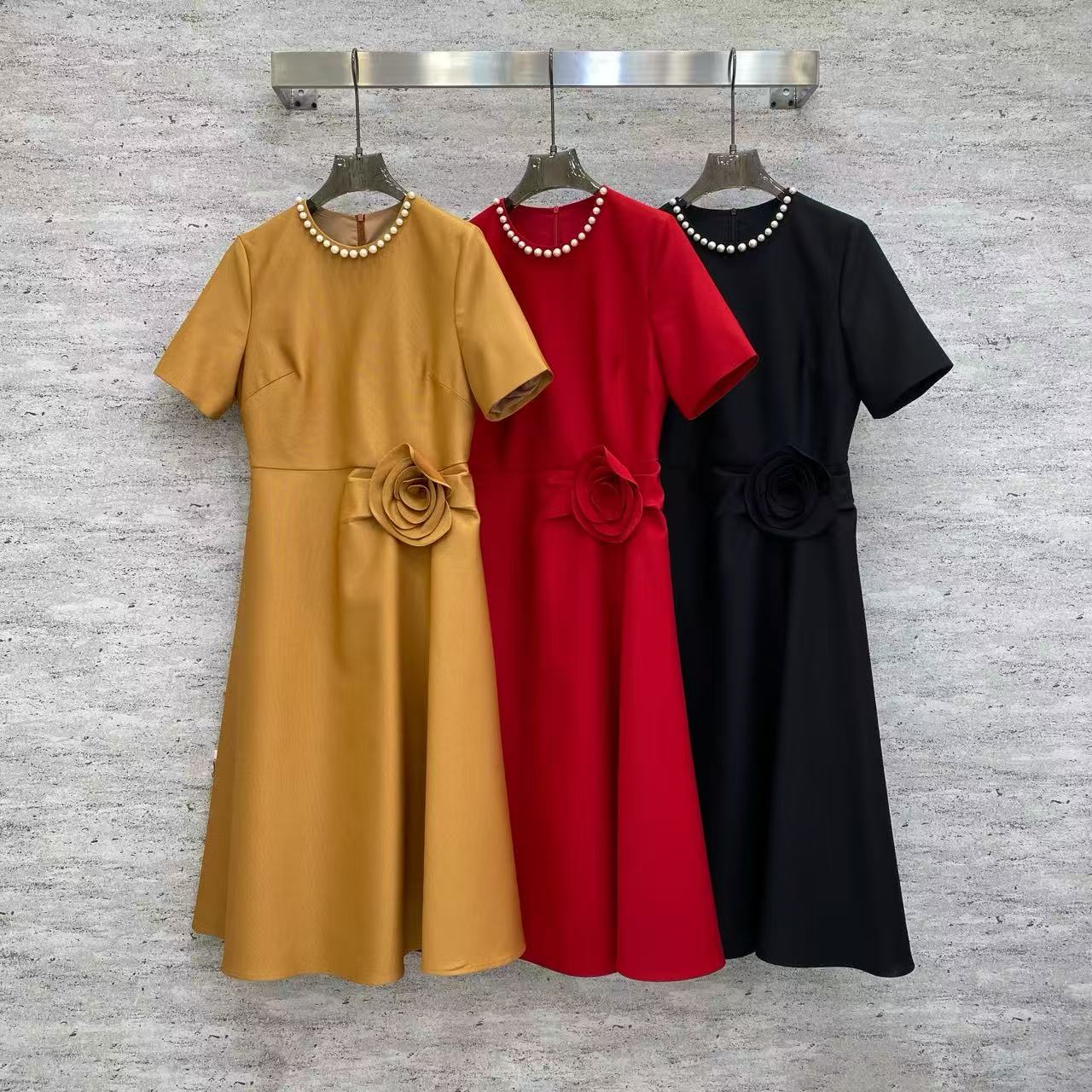 NO:722376,Va2026 Sp boutique dress - This dress is made of fine silk and wool blended fabrics, which are soft to the touch and drape well, with a high-end texture. The pearl embellishment on the neckline is exquisite, the three-dimensional floral decoration on the waist cleverly tightens the waist, and the A-line skirt elegantly covers the flesh. The three colors are suitable for commuting, dating and other occasions. It is the first choice for elegant women. Color: turmeric, bright red, black Fabric fine silk and wool blended fabric  smlxl,Valentino-clothing,valentino,skirts,19860909Va2026 Sp 精品连衣裙——这款连衣裙选用精品丝毛混纺面料,触感柔润且垂坠感佳,自带高级质感.领口珍珠点缀显精致,腰间立体花饰巧妙收腰,A字裙摆优雅遮肉,三色适配通勤、约会等多场合,是气质女性的穿搭优选. 颜色: 姜黄,大红,黑 面料精品丝毛混纺面料 smlxl,华伦天奴-服装,valentino,skirts,,Women's clothing