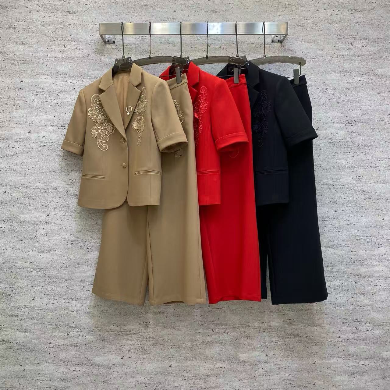 NO:722385,Di2026 Sp boutique suit - This short-sleeved suit is made of crisp and stylish fabrics. The body is decorated with exquisite embroidery patterns. The short-sleeved design is suitable for warm weather. Paired with wide-leg pants of the same material, it is both elegant and aura, suitable for formal occasions or daily commuting. Color: khaki, red, black Fabric: fine woven fabric smlxl, Dior-clothing, dior, T-shirt, business suit,19860909Di2026 Sp 精品套装——这组短袖西装套装,选用挺括有型的面料,衣身饰有精致刺绣花纹,短袖设计适配温暖天气,搭配同料阔腿裤,兼具优雅与气场,适合正式场合或日常通勤. 颜色:卡其,红,黑 面料: 精品梭织面料 smlxl,迪奥-服装,dior,T-shirt,business suit,,Women's clothing