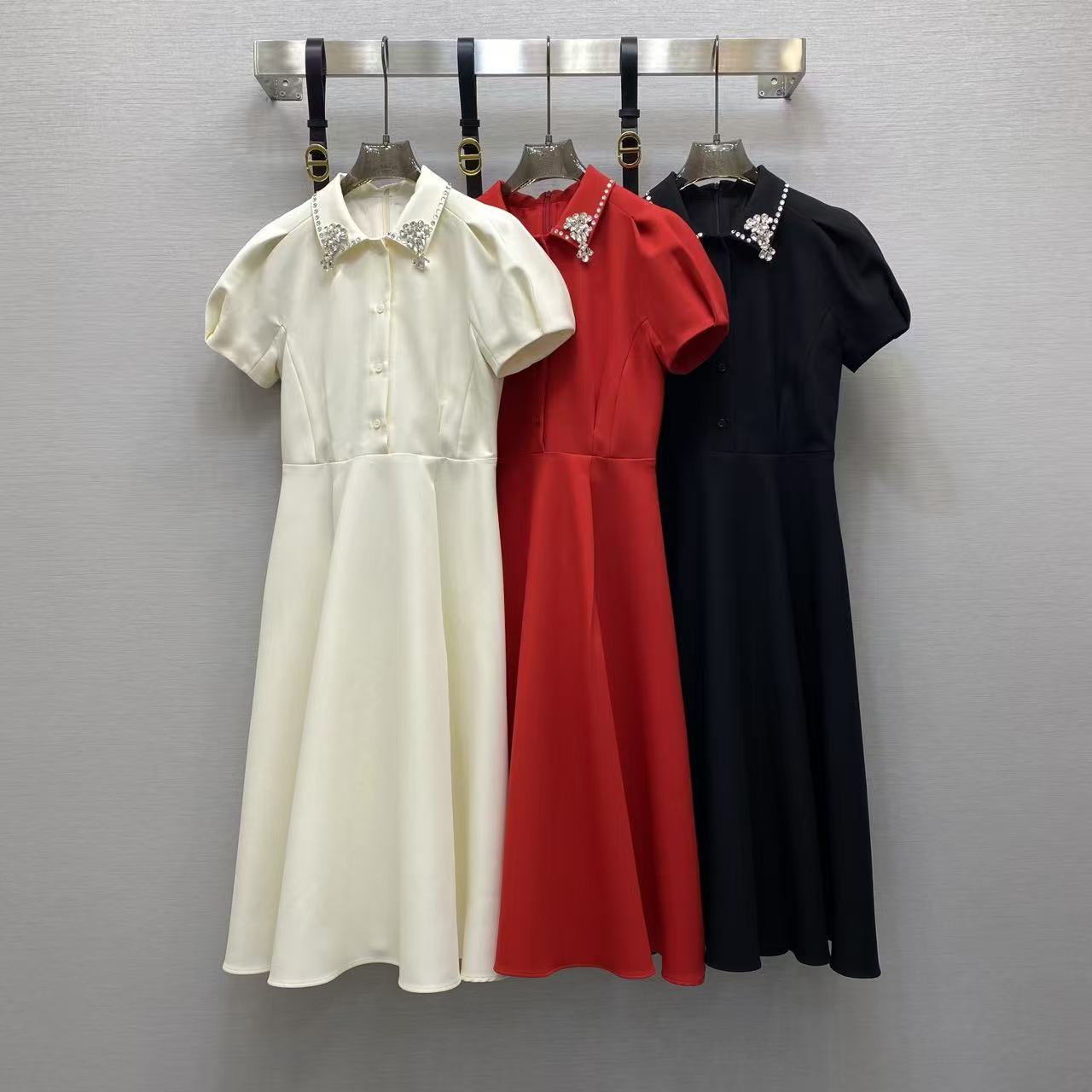 NO:722388,Di2026 Sp boutique dress - this boutique woven dress, the fabric is crisp and smooth, not easy to wrinkle and has a delicate luster. The slim cut outlines elegant curves, and the neckline diamond decoration is exquisite and eye-catching. The three colors are suitable for different occasions. It can show your elegant temperament for daily commuting or light socializing. Color: black, red, apricot. Fabric: fine woven fabric smlxl, Dior-clothing, dior, skirts,19860909Di2026 Sp 精品连衣裙——这款精品梭织连衣裙,面料挺括垂顺,不易皱且自带细腻光泽,修身剪裁勾勒优雅曲线,领口钻饰精致吸睛,三色适配不同场合,日常通勤或轻社交都尽显得体气质. 颜色:黑 ,红,杏 面料: 精品梭织面料 smlxl,迪奥-服装,dior,skirts,,Women's clothing