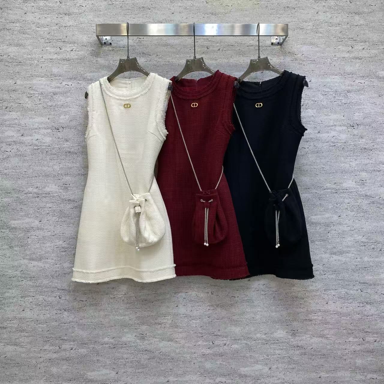 NO:722370,Di2026 Sp boutique dress - a sleeveless dress made of selected woolen fabrics, with high-end three-dimensional texture and a small chain bag. It is simple yet exquisite in style. Three colors are available for more versatility. Colors: white, burgundy, black. Fabric: fine woolen fabrics smlxl, Dior-clothing, dior, skirts,19860909Di2026 Sp 精品连衣裙——精选粗纺面料无袖连衣裙,立体肌理质感高级,搭配链条小包,简约又不失精致格调,三色可选更百搭. 颜色白,酒红,黑 面料: 精品粗纺面料 smlxl,迪奥-服装,dior,skirts,,Women's clothing