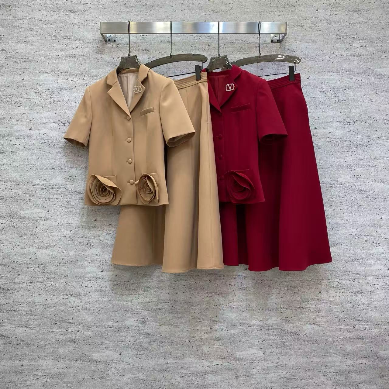 NO:722391,Va2026 Sp boutique suit - a series of woven fabric suits, short-sleeved suit floral top with skirt, three-dimensional rose decoration adds softness, metal logo embellishes the neckline, khaki and burgundy two-color optional, both elegant and aura. Color khaki, burgundy Fabric: fine woven fabric smlxl, Valentino-clothing, valentino, skirts, T-shirt, business suit,19860909Va2026 Sp 精品套装——系列梭织面料套装,短袖西装花朵上衣搭配半身裙,立体玫瑰装饰增添柔美,金属徽标点缀领口,卡其与酒红双色可选,优雅与气场兼具. 颜色卡其,酒红 面料: 精品梭织面料 smlxl,华伦天奴-服装,valentino,skirts,T-shirt,business suit,,Women's clothing