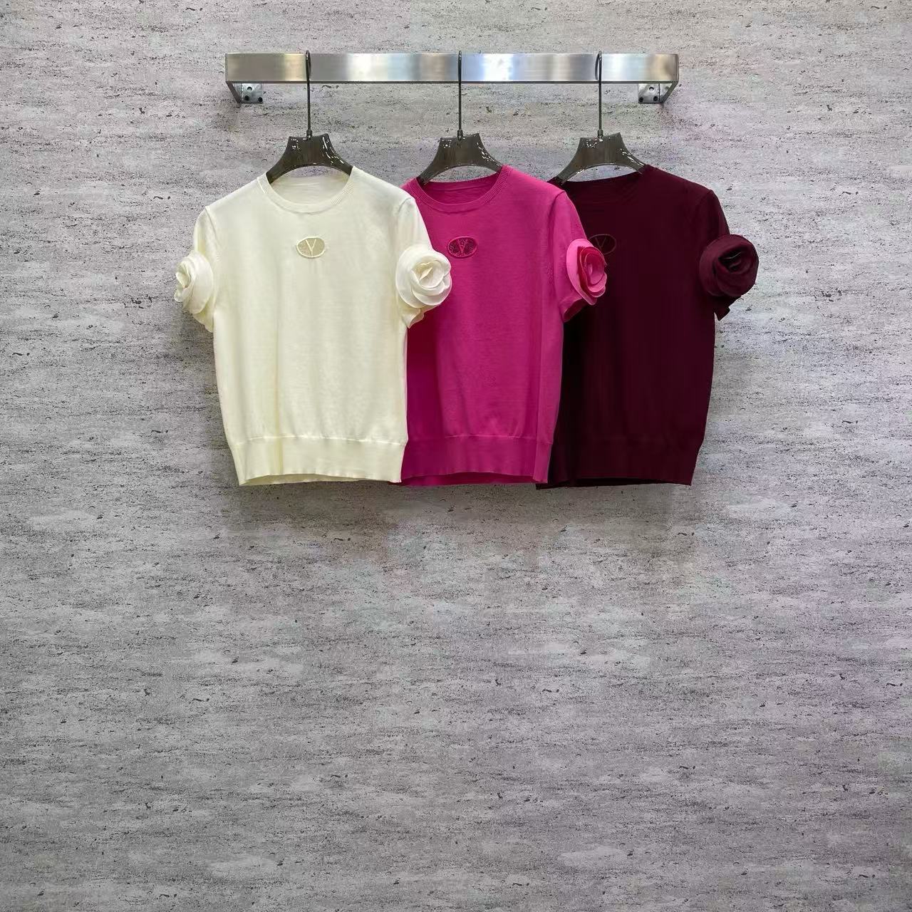 NO:722377,Va2026 Sp boutique tops - a series of wool blended cotton sweaters, made of selected skin-friendly blended fabrics, with three-dimensional rose decoration on the sleeves and a metal logo on the collar. Available in three colors: off-white, rose red and burgundy. The simple version is suitable for many scenes. Colors: white, rose red, burgundy. Fabric: fine wool blended cotton fabric smlxl, Valentino-clothing, valentino,19860909Va2026 Sp 精品上衣——系列羊毛混纺棉针织衫,精选亲肤混纺面料打造,立体玫瑰装饰袖身,金属徽标点缀领口,米白、玫红、酒红三色可选,简约版型适配多场景穿搭. 颜色白,玫红,酒红 面料: 精品羊毛混纺棉面料 smlxl,华伦天奴-服装,valentino,,Women's clothing