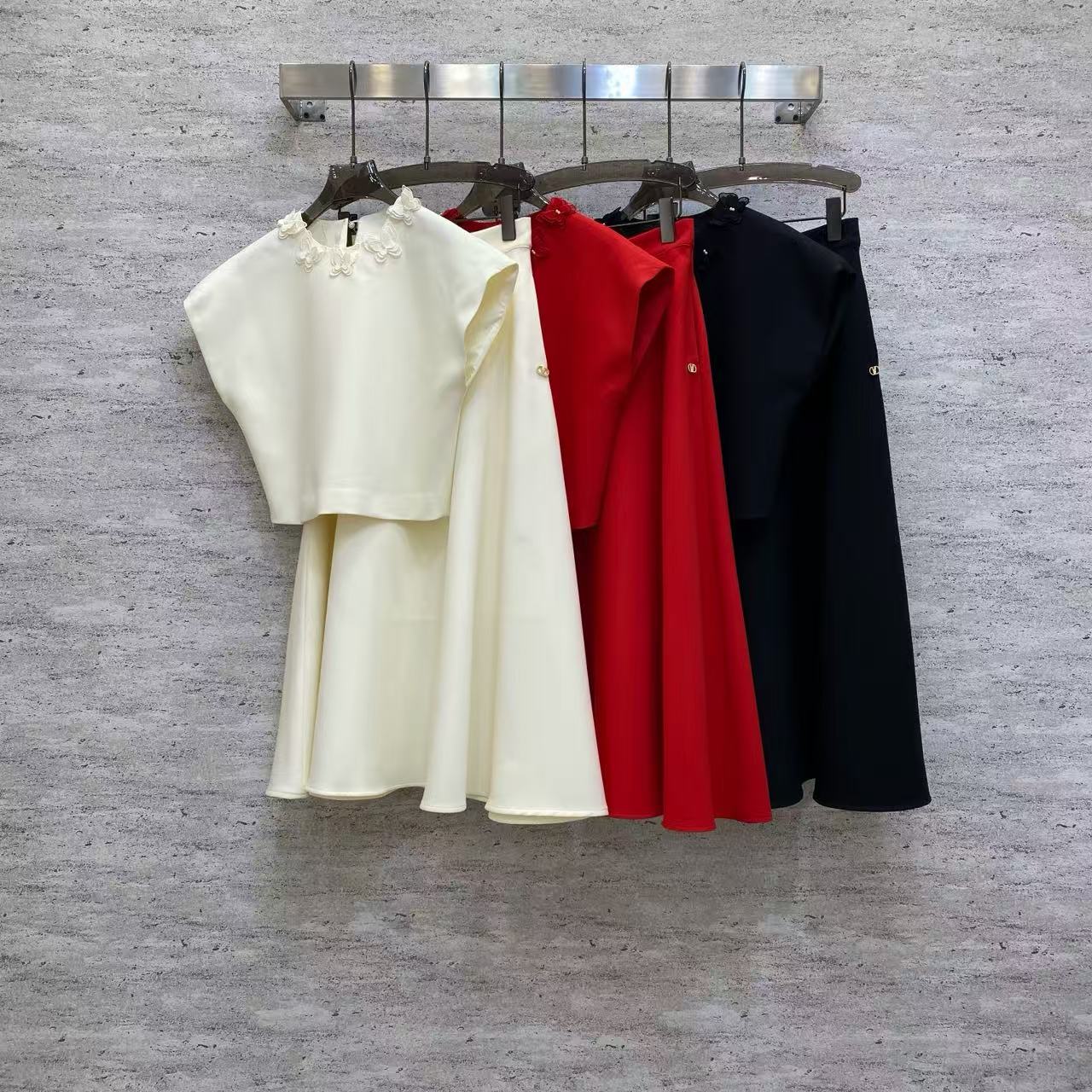 NO:722367,Va2026 Sp boutique suit - a Chinese-style suit made of selected high-quality woven fabrics. It is soft and stiff and not easy to wrinkle. The stand-up collar beaded design blends national style and modernity. Three colors are available. The neat tailoring outlines an elegant figure. Colors: white, red, black. Fabric: fine woven fabric smlxl suit, Valentino-clothing, valentino,19860909Va2026 Sp 精品套装——精选高定梭织面料打造的中式套装,柔挺兼具不易皱,立领缀珠设计糅合国风与摩登,三色可选,利落剪裁勾勒优雅身形. 颜色白,红,黑 面料: 精品梭织面料 smlxl 套,华伦天奴-服装,valentino,,Women's clothing