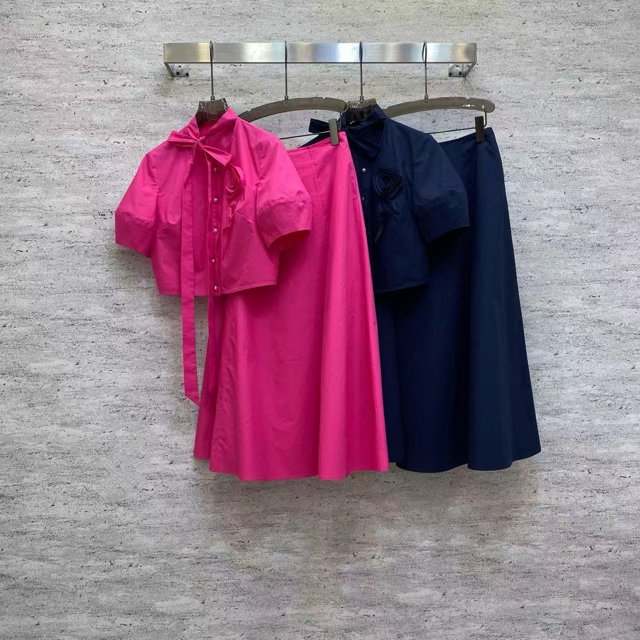 NO:722374,Di2026 Sp boutique suit - This suit is made of fine cotton fabric, soft and breathable to the touch. The lace-up design of the top collar adds a sense of smartness and playfulness, and the three-dimensional flowers are embellished with exquisite details; the umbrella skirt has a crisp version and modifies the figure, making it a sweet and cool street look. Color: rose red, dark blue. Fabric: fine cotton fabric smlxl, Valentino-clothing, valentino, skirts,19860909Di2026 Sp 精品套装——这套套装采用精品棉面料,触感柔软透气.上衣领口系带设计增添灵动俏皮感,立体花朵点缀精致细节；伞状半裙版型挺括,修饰身形,一套搞定甜酷出街造型. 颜色玫红,深蓝 面料: 精品棉面料 smlxl,华伦天奴-服装,valentino,skirts,,Women's clothing