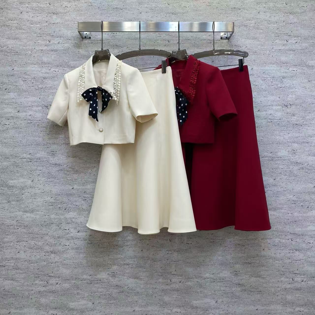 NO:722366,Va 2026 Sp boutique suit - fine woven fabric suit, crisp and draped and not easy to wrinkle. Short top with pearl decoration and polka-dot bow tie, high-waisted A-line skirt to modify the body shape, two colors available, creating an elegant and sweet mature style, suitable for dating and commuting scenes. Color apricot, red Fabric: fine woven fabric smlxl set, Valentino-clothing, valentino, skirts,19860909Va 2026 Sp 精品套装——精品梭织面料套装,挺括垂坠不易皱.短款上衣搭配珍珠装饰与波点领结,高腰A字半裙修饰身形,两色可选,打造优雅甜美的轻熟风造型,适配约会与通勤场景. 颜色杏,红 面料: 精品梭织面料 smlxl 套,华伦天奴-服装,valentino,skirts,,Women's clothing