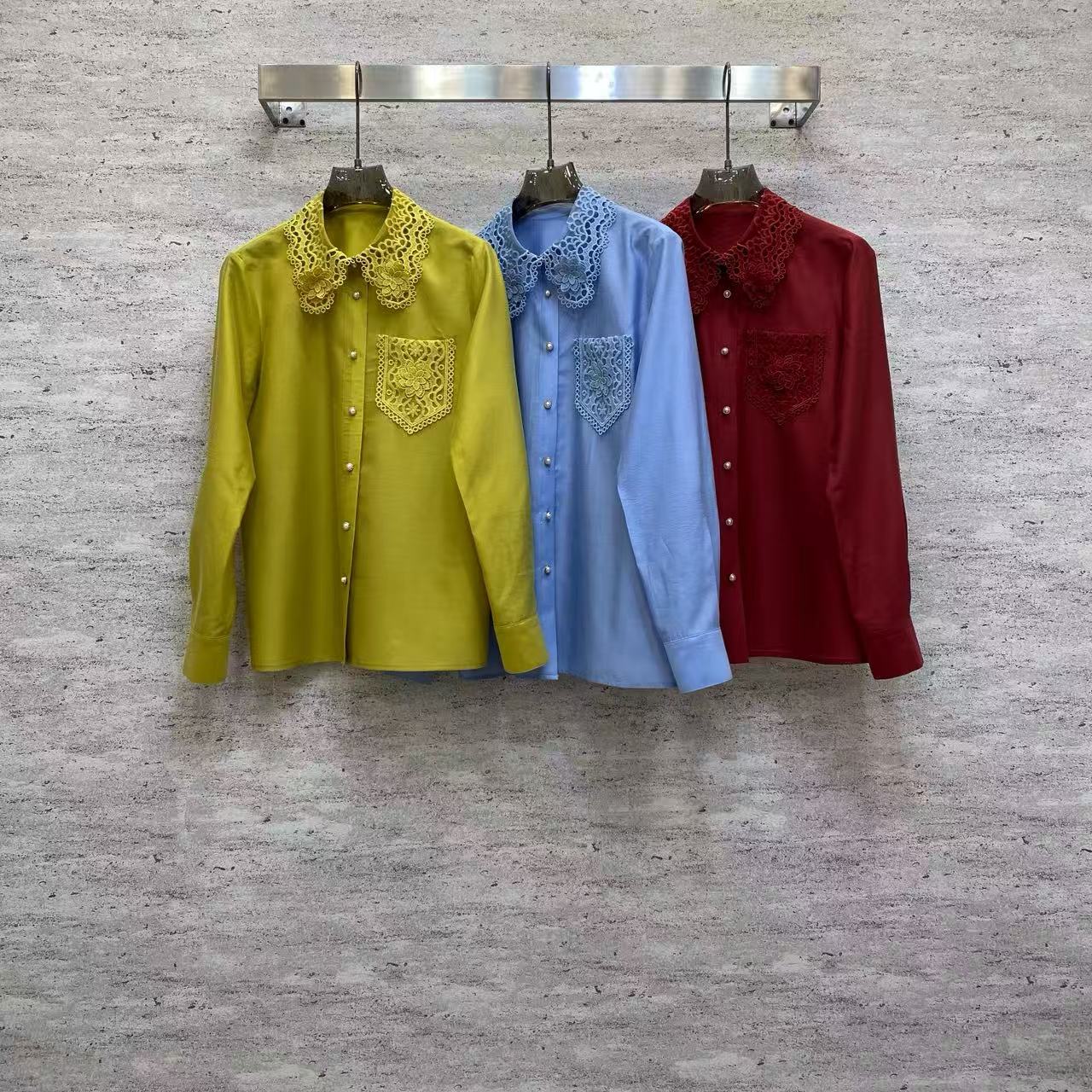 NO:722371,Va 2026 Sp fine Tencel cotton shirt - This shirt is made of fine Tencel cotton fabric, which is smooth and breathable with a drapey feel. It is available in three colors. The lace lapels and pocket details are exquisite and romantic, and the simple version has both gentle temperament and practicality, suitable for many scenes. Color mustard yellow, light blue, burgundy fabric: fine Tencel cotton fabric smlxl, Valentino-clothing, valentino, shirts,19860909Va 2026 Sp 精品天丝棉衬衫——这款衬衫采用精品天丝棉面料,柔滑透气自带垂坠感,三色可选.蕾丝翻领与口袋细节精致浪漫,简约版型兼具温柔气质与实穿性,适配多场景穿搭. 颜色芥末黄,浅蓝,酒红面料: 精品天丝棉面料 smlxl,华伦天奴-服装,valentino,shirts,,Women's clothing