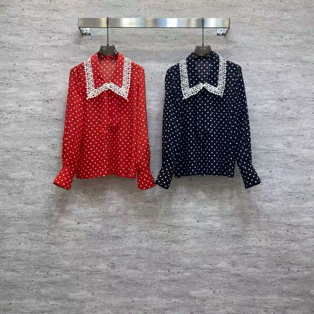 NO:722368,Va 2026 Sp fine silk shirt - heavy silk fabric, draped and silky. Retro polka dots with hand-beaded large lapels, the red one is bright and eye-catching, the black one is elegant and versatile, with both texture and exquisite details, it is the finishing touch to create a retro elegant look. Color red, black fabric: heavy silk (silk) fabric smlxl, Valentino-clothing, valentino, shirts, real silk,19860909Va 2026 Sp 精品真丝衬衫——重磅真丝面料,垂坠丝滑.复古波点搭配手工钉珠大翻领,红款明艳吸睛,黑款优雅百搭,兼具质感与精致细节,是打造复古优雅造型的点睛单品. 颜色红,黑面料: 重磅真丝（silk）面料 smlxl,华伦天奴-服装,valentino,shirts,real silk,,Women's clothing