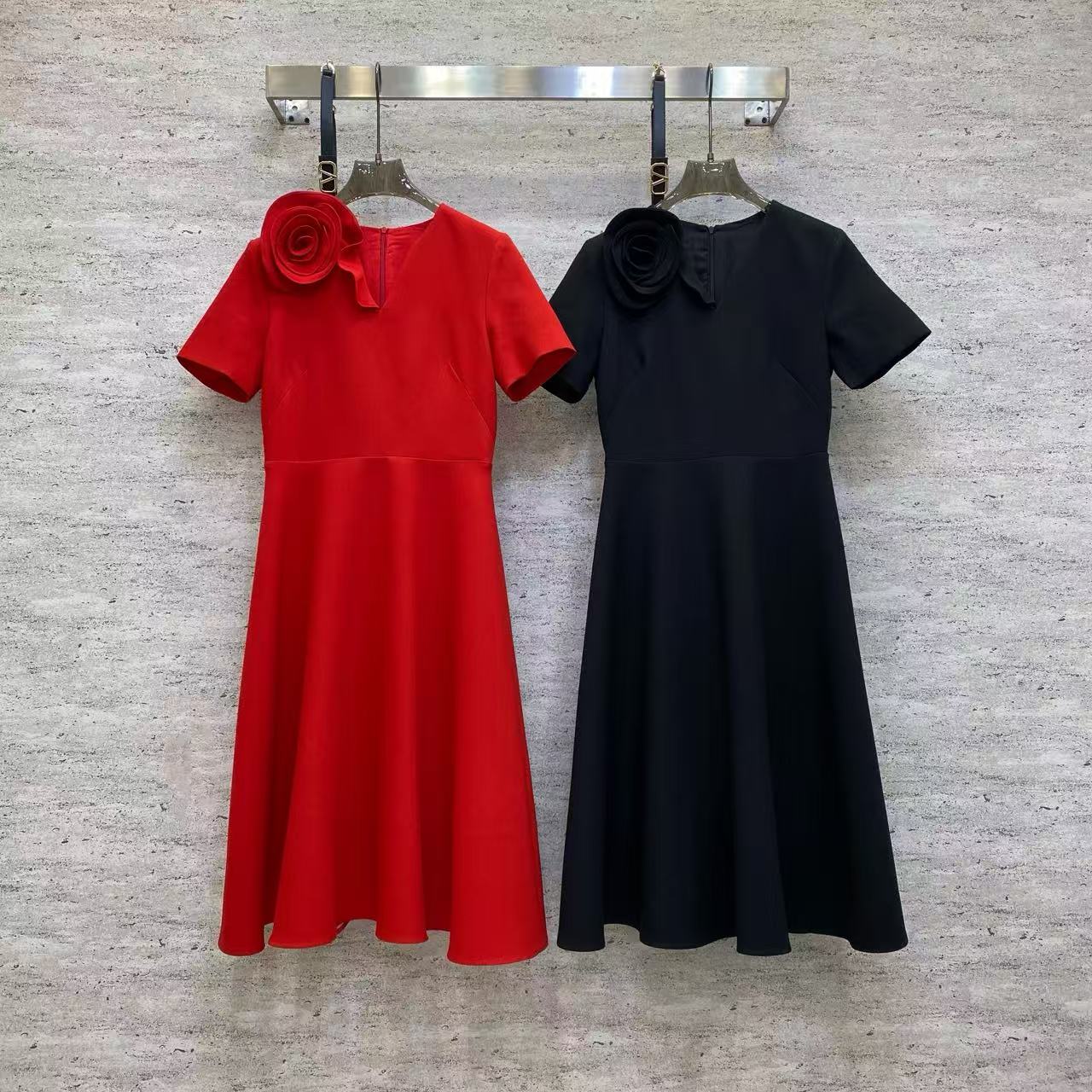 NO:722362,Va 2026 Sp boutique dress - This dress is made of fine woven fabrics, with crisp draping and delicate texture. Three-dimensional flowers embellish the neckline, and the V-neck and waist A-hem designs are elegant and slimming. The red and black colors are suitable for dates, banquets and other occasions. Colors are bright red and black. Fabric: fine woven fabrics smlxl, Valentino-clothing, valentino, skirts,19860909Va 2026 Sp 精品连衣裙——这款采用精品梭织面料的连衣裙,垂坠挺括,质感细腻.立体花朵点缀领口,V领与收腰A摆设计优雅显瘦,红黑双色适配约会、宴会等多场合. 颜色大红,黑 面料: 精品梭织面料 smlxl,华伦天奴-服装,valentino,skirts,,Women's clothing