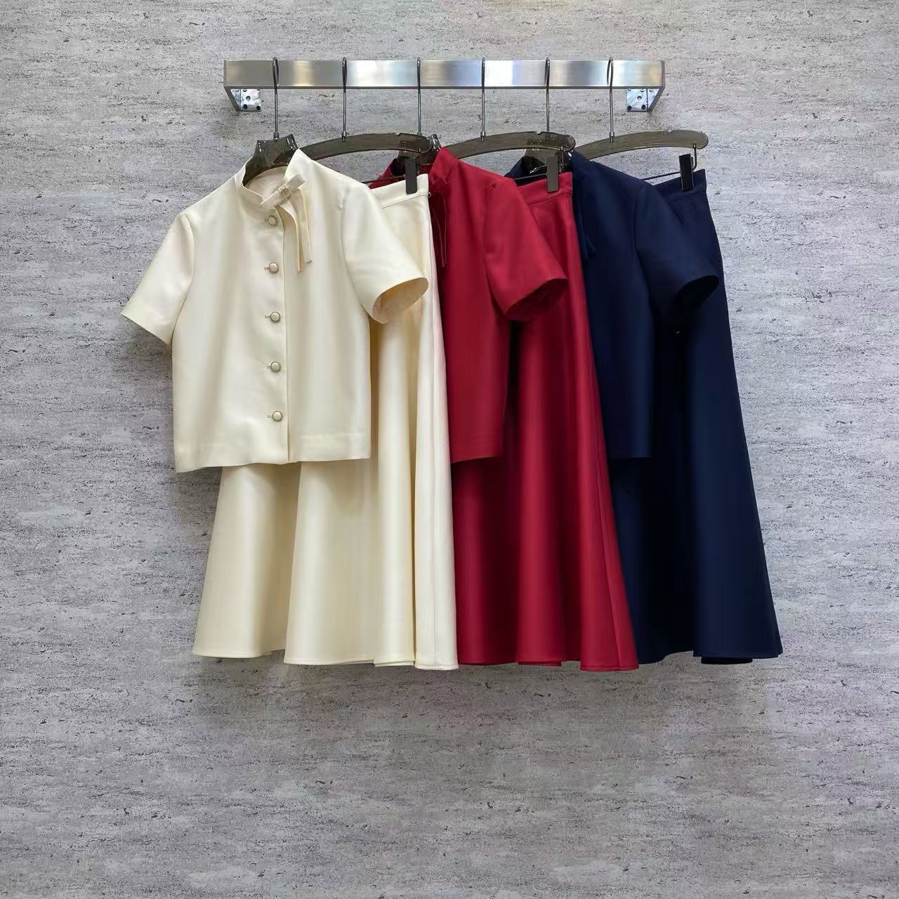 NO:722394,Di 2026 Sp boutique suit - This suit is made of heavy silk and wool blended fabric, which has both silky luster and wool's warm and crisp feel. A short shirt with an A-hem skirt, simple and elegant, three colors available, suitable for commuting, dating and other scenes, showing exquisite style. Colors: off-white, bright red, dark blue. Fabric: heavy silk and wool blended fabric smlxl, Dior-clothing, dior, skirts,19860909Di 2026 Sp 精品套装——这套采用重磅丝毛混纺面料的套装,兼具丝滑光泽与羊毛保暖挺括感.短款小衫配A摆半裙,简约优雅,三色可选,适配通勤、约会等多场景,尽显精致格调. 颜色米白,大红,深蓝 面料: 重磅丝毛混纺面料 smlxl,迪奥-服装,dior,skirts,,Women's clothing